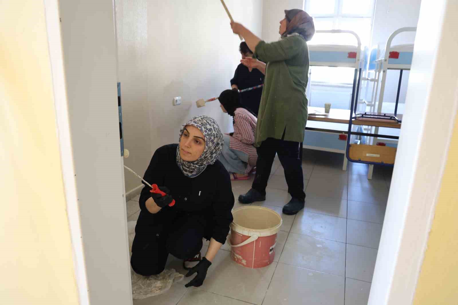 Fedakar öğretmenler tatilde okulu yeni döneme hazırlıyor