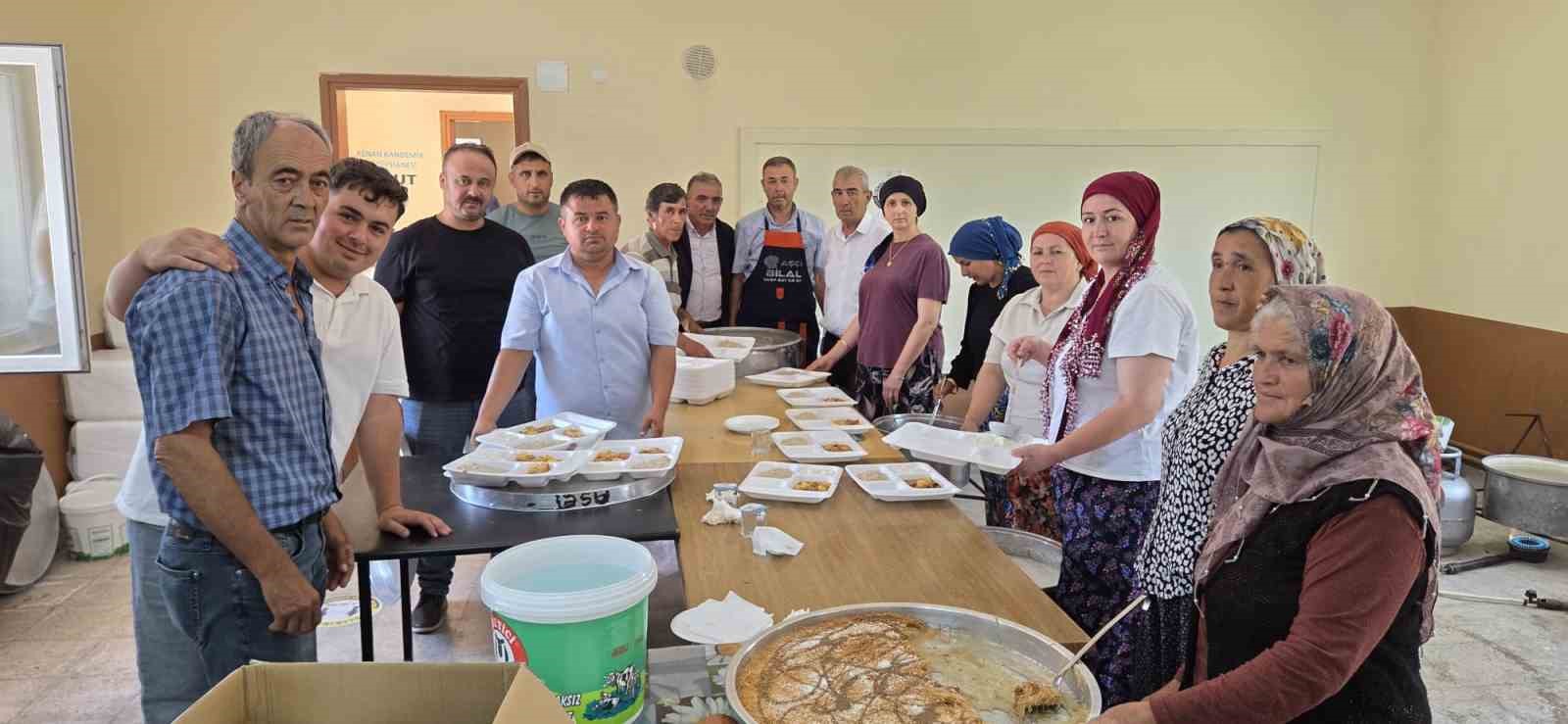 Gördes’te geleneksel köy hayrına yoğun ilgi