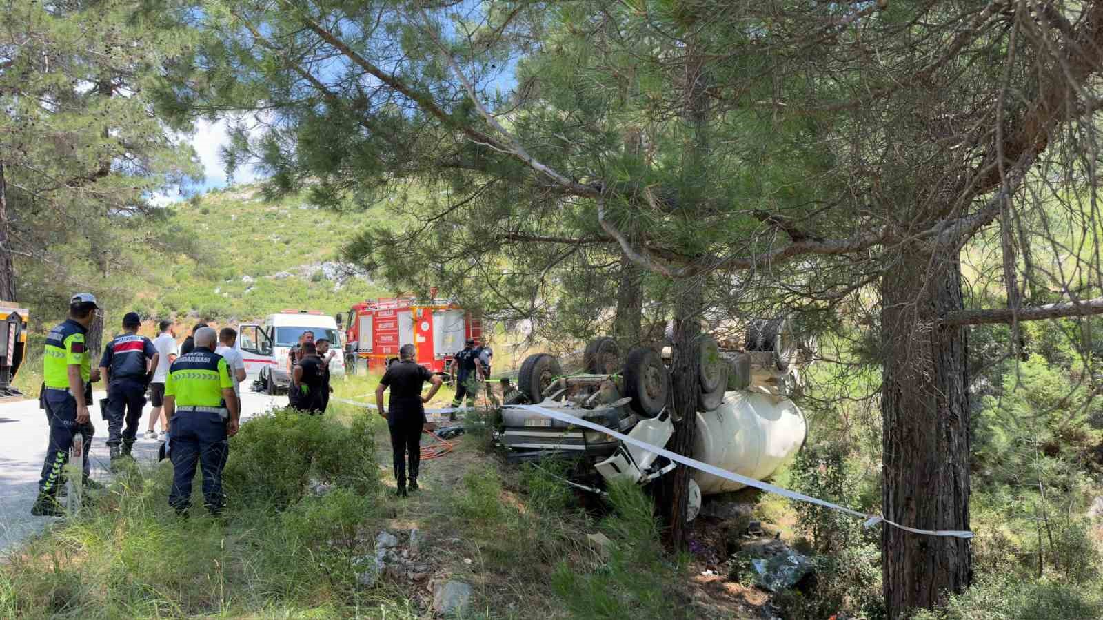 Burdur’da beton mikseri devrildi: 2 yaralı