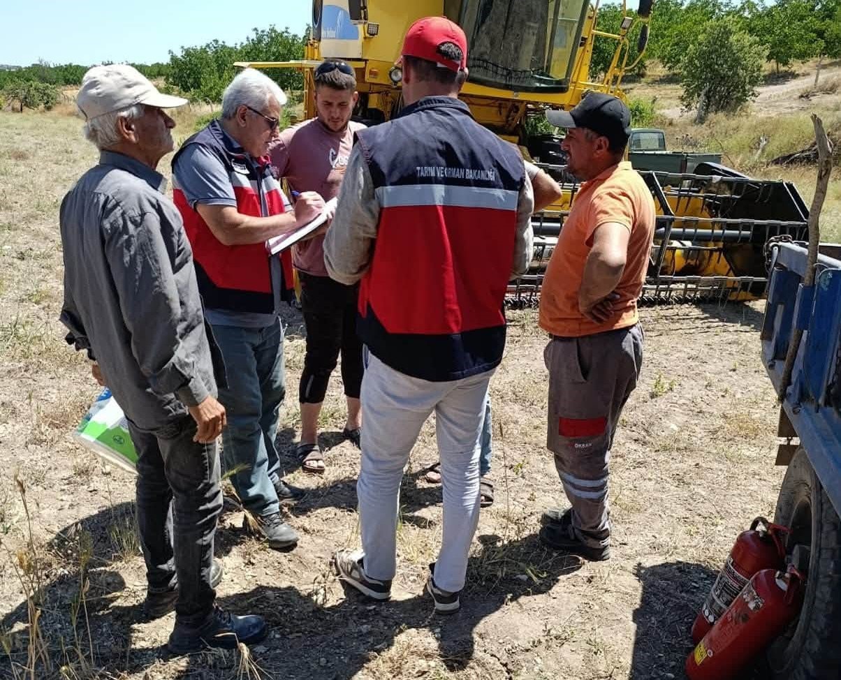 Gediz’de biçerdöverle hasat kontrolleri sürüyor