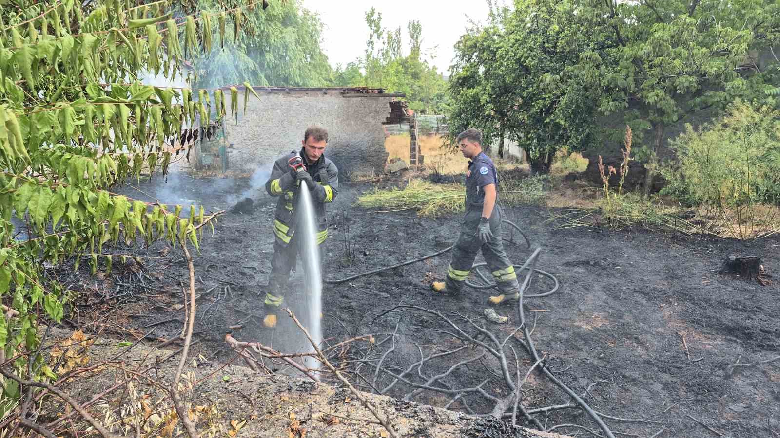 Ağzından düşürdüğü sigara sebebi ile bahçeyi alevler sardı
