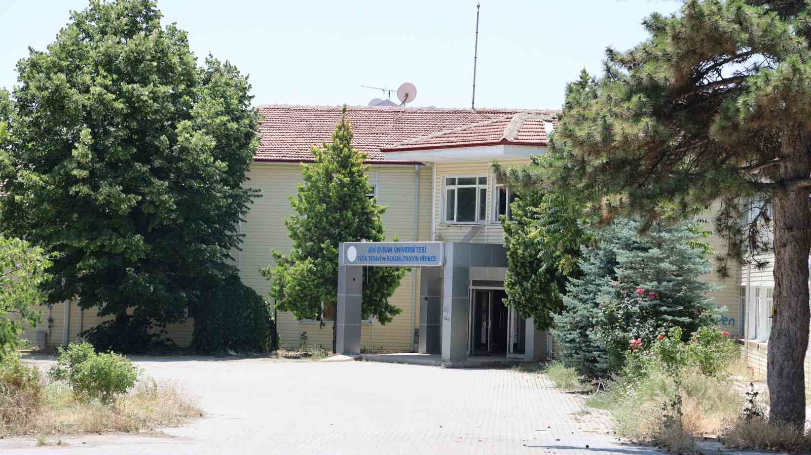 Vandallar, eski fizik tedavi merkezinin duvarlarına sprey boyalarla yazı yazdı