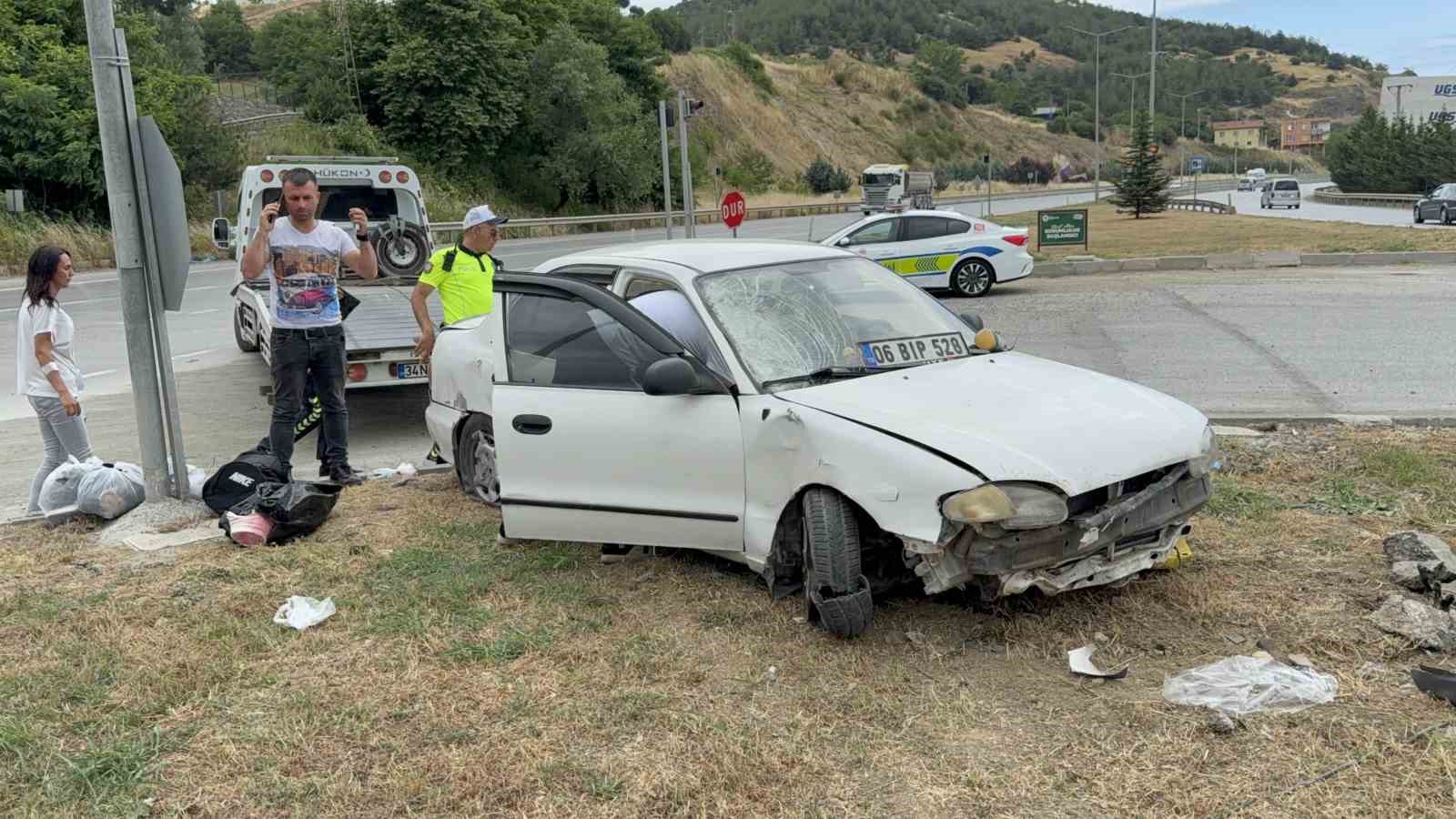 Otomobilin refüje çıktığı kaza maddi hasarla atlatıldı