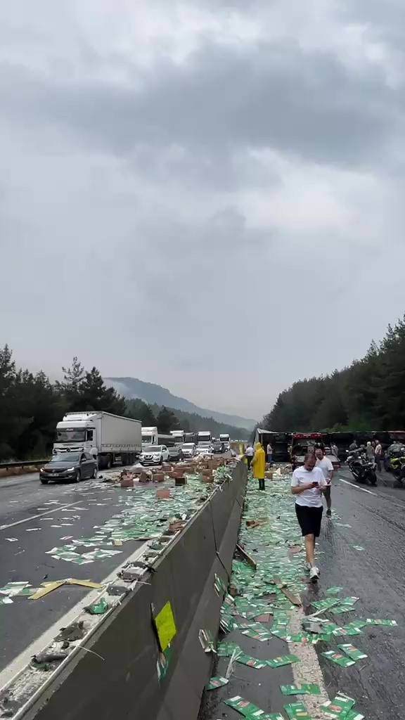 Pozantı-Adana istikameti tır devrilmesi nedeniyle trafiğe kapandı