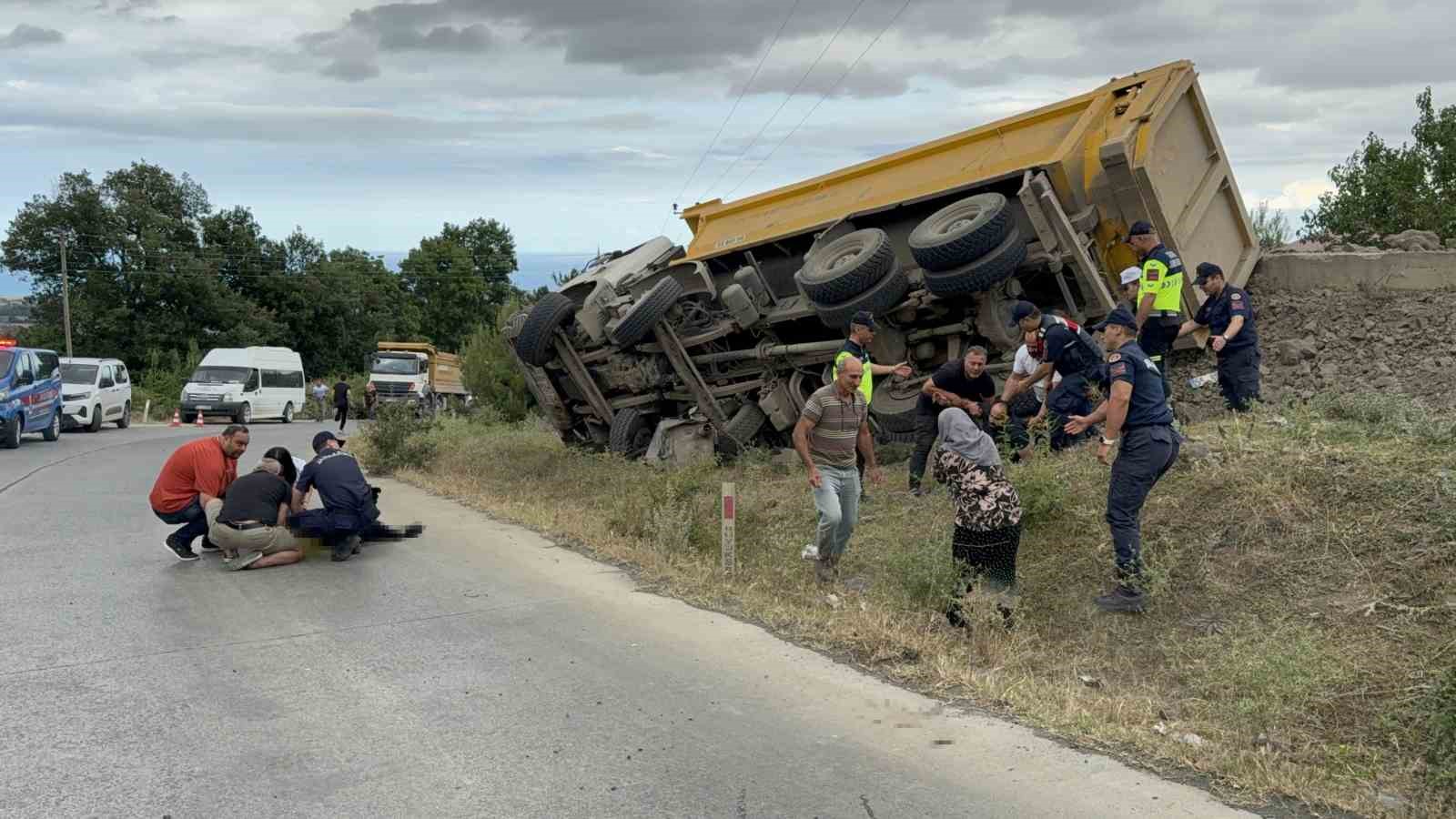 Devrilen taş yüklü kamyonun sürücüsü öldü, savrulan taşlar evin duvarını yıktı