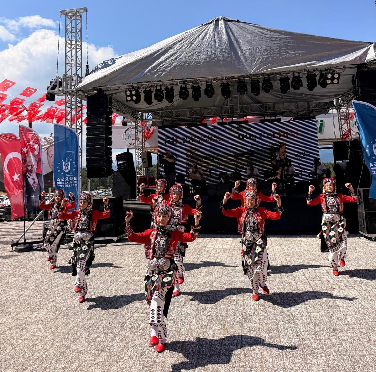 Yenişehir Halk Dansları Topluluğu, Kocayayla Şenlikleri’nde ayakta alkışlandı