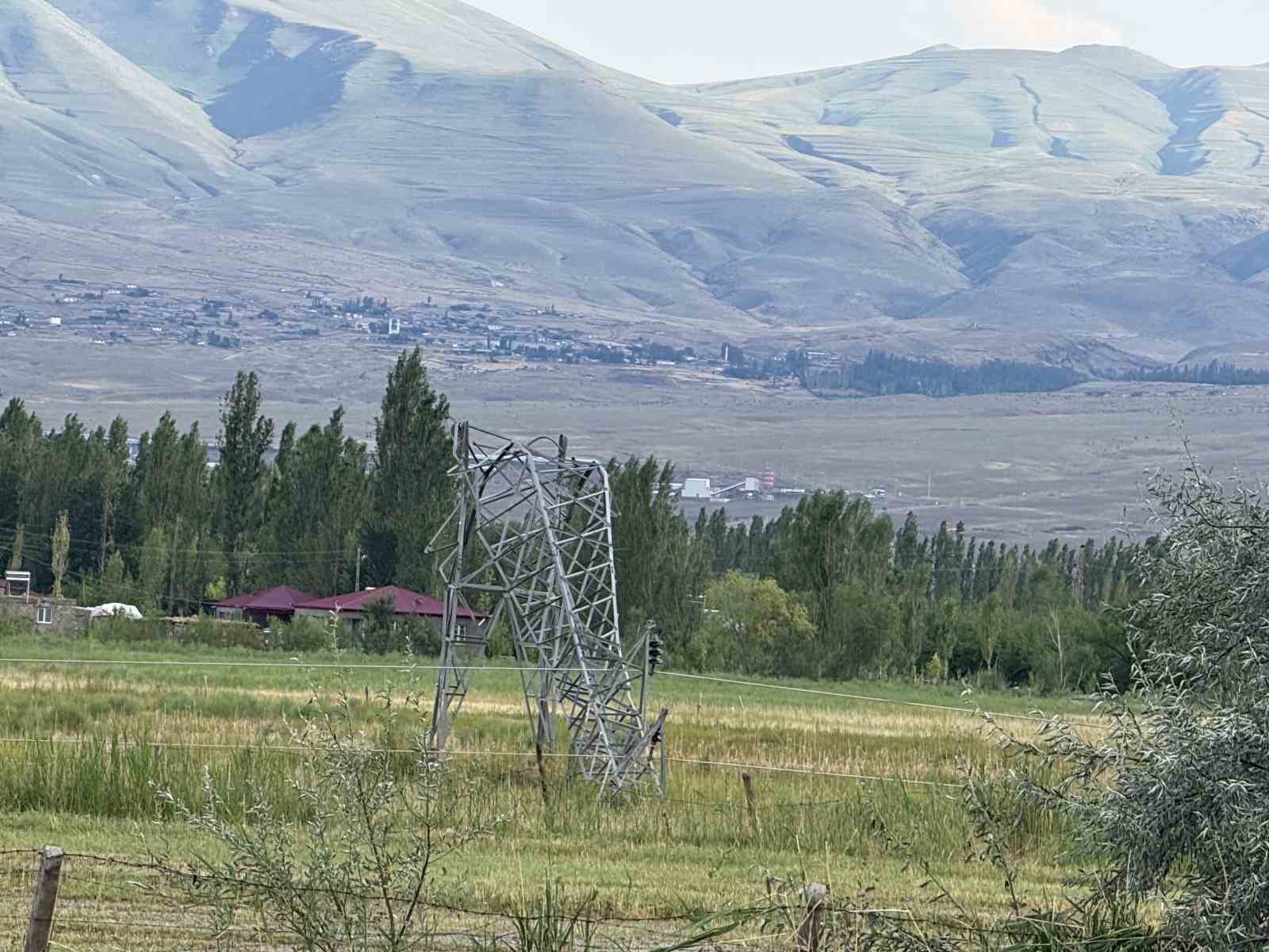 Iğdır’da fırtına çatıları uçurdu