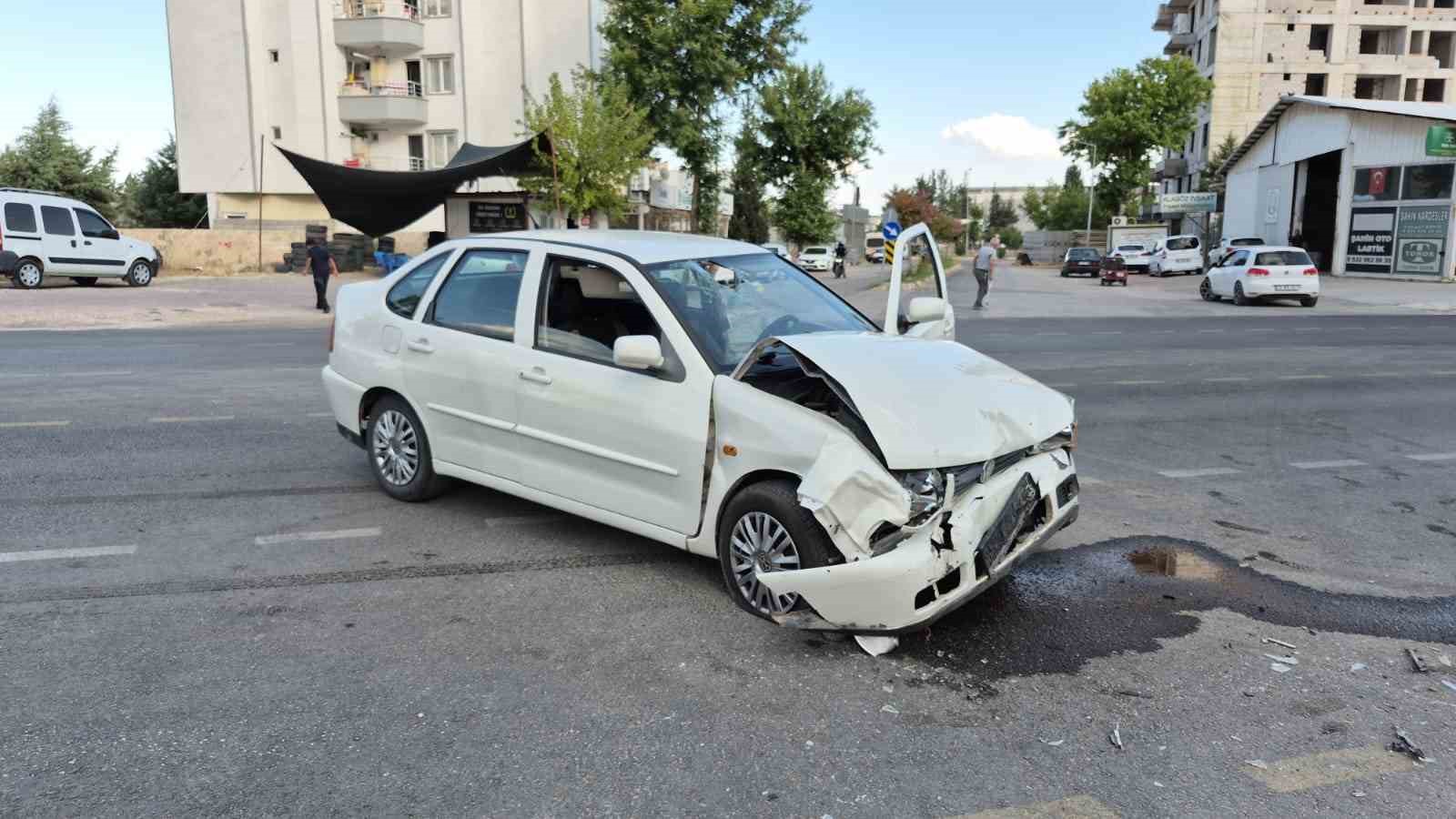 Adıyaman’da iki otomobil çarpıştı: 1’i ağır 3 yaralı