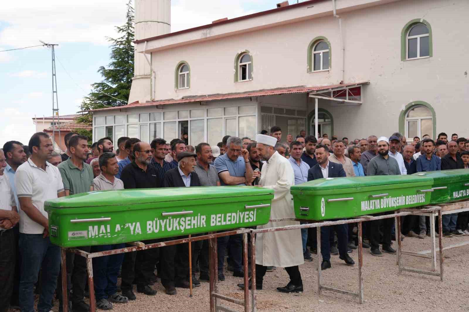 Malatya’da kazada hayatını kaybeden 3 kişilik aile toprağa verildi