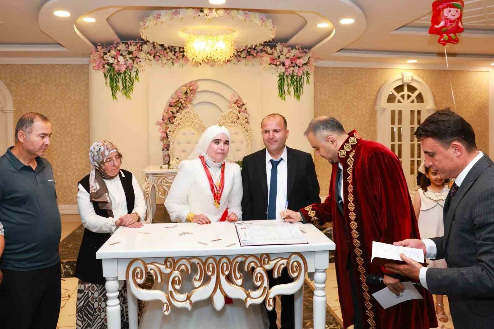 Kahramanmaraş’ta sevgi engel tanımadı: Görme engelli iki öğretmen dünyaevine girdi