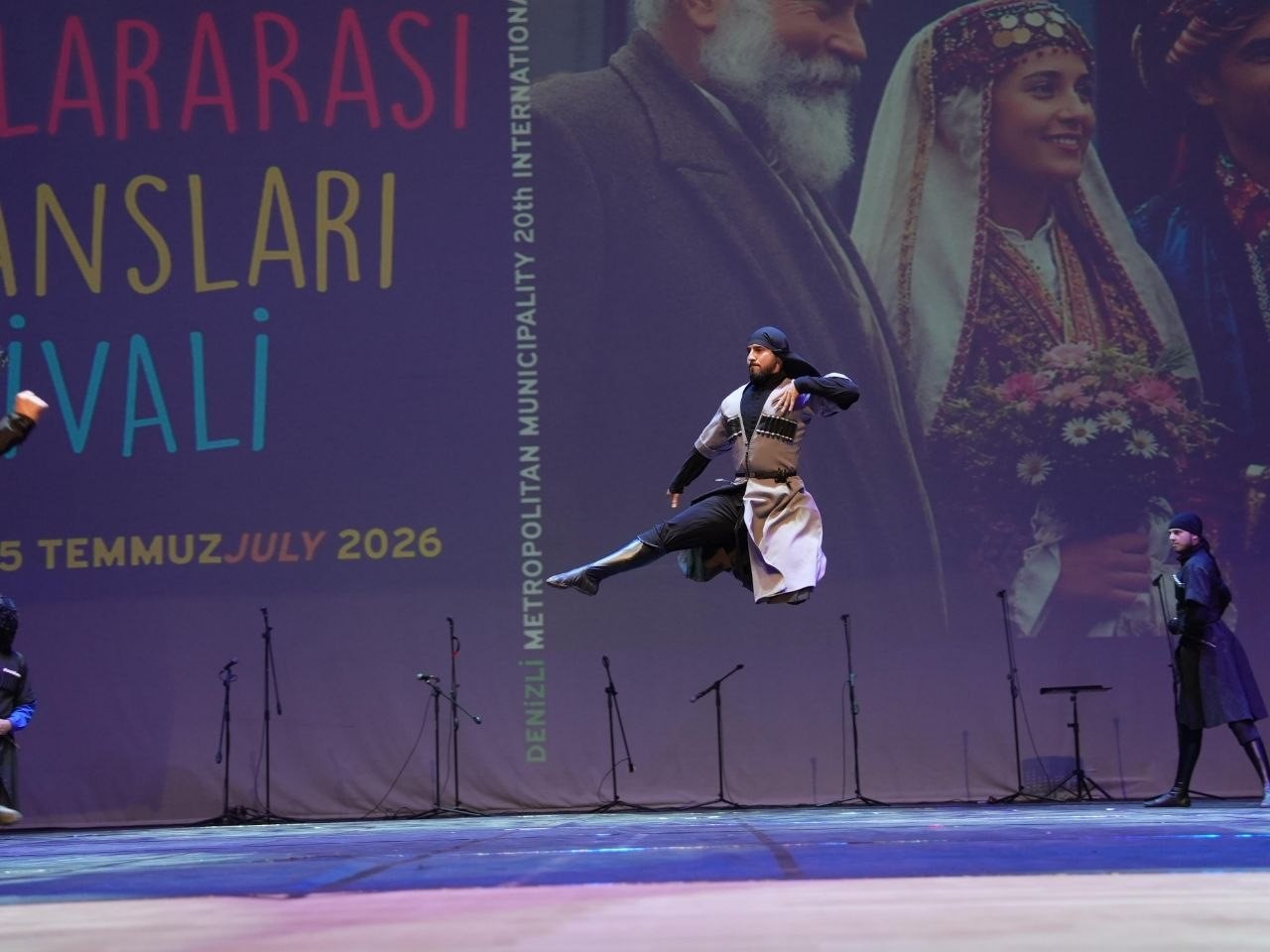 Dünyanın bütün renkleri Denizli’de buluştu