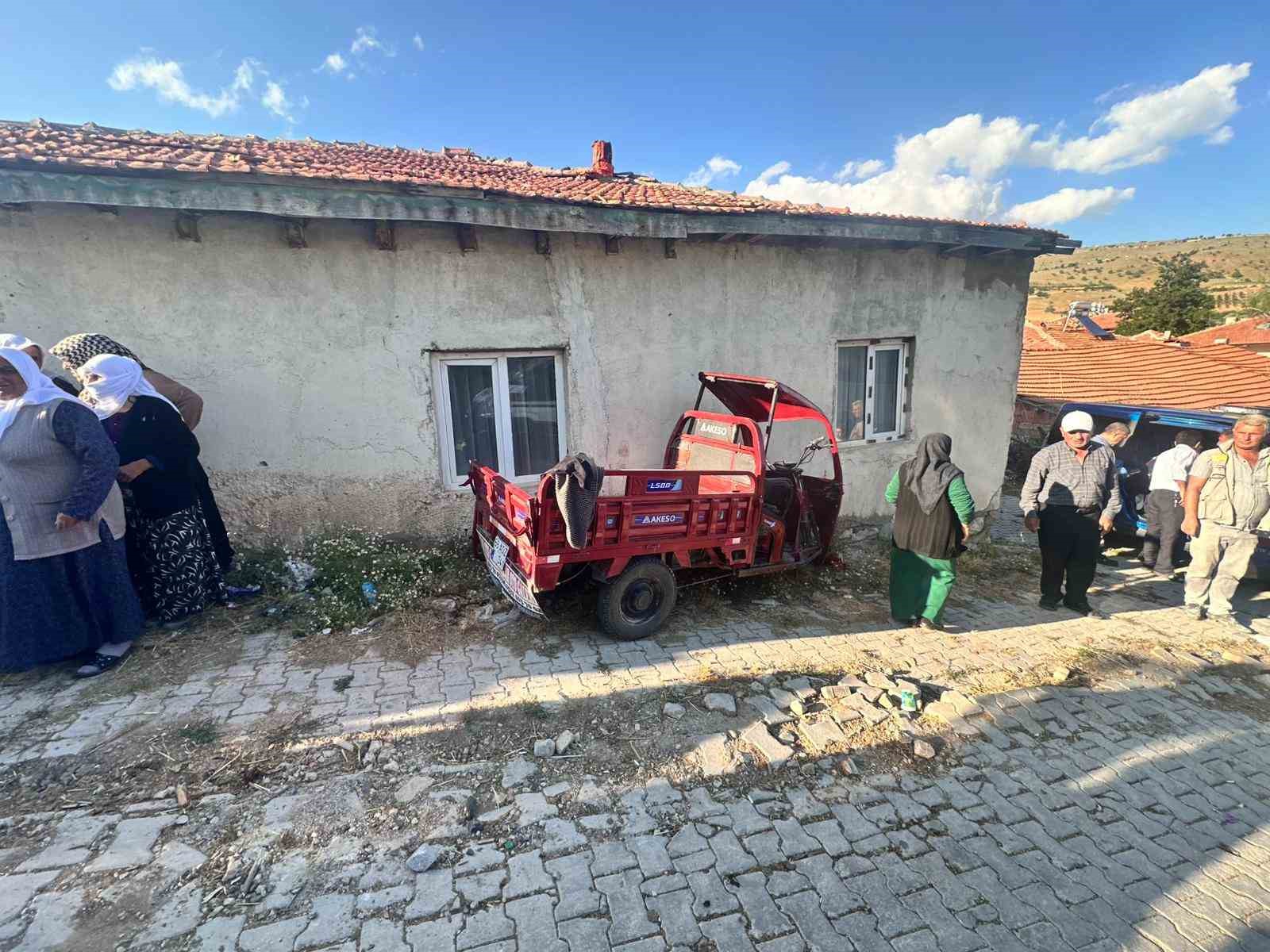 Elektrikli motosiklet duvara çarptı: 6 yaralı