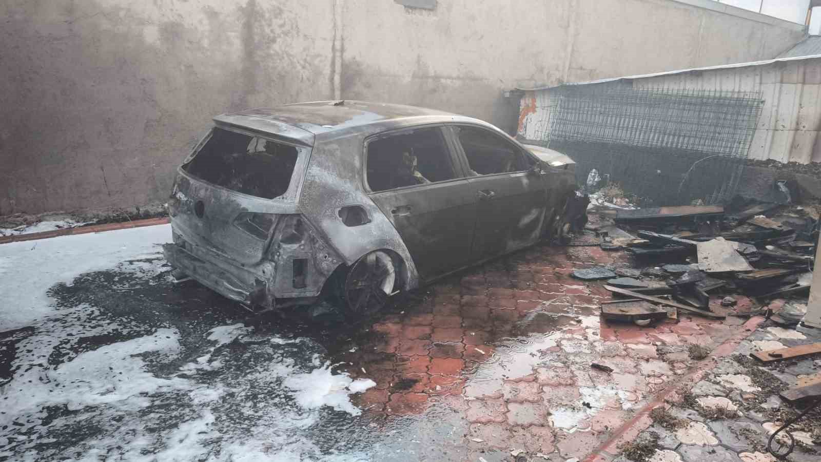 Batman’da park halindeki 3 otomobil alev topuna döndü