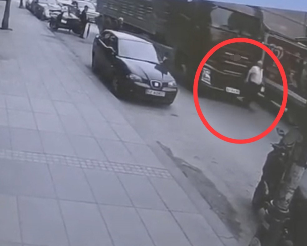 Tırın altında kalan yaşlı adam hayatını kaybetti