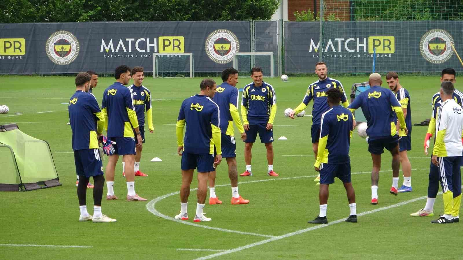 Fenerbahçe, Avusturya’da günü çift antrenmanla tamamladı