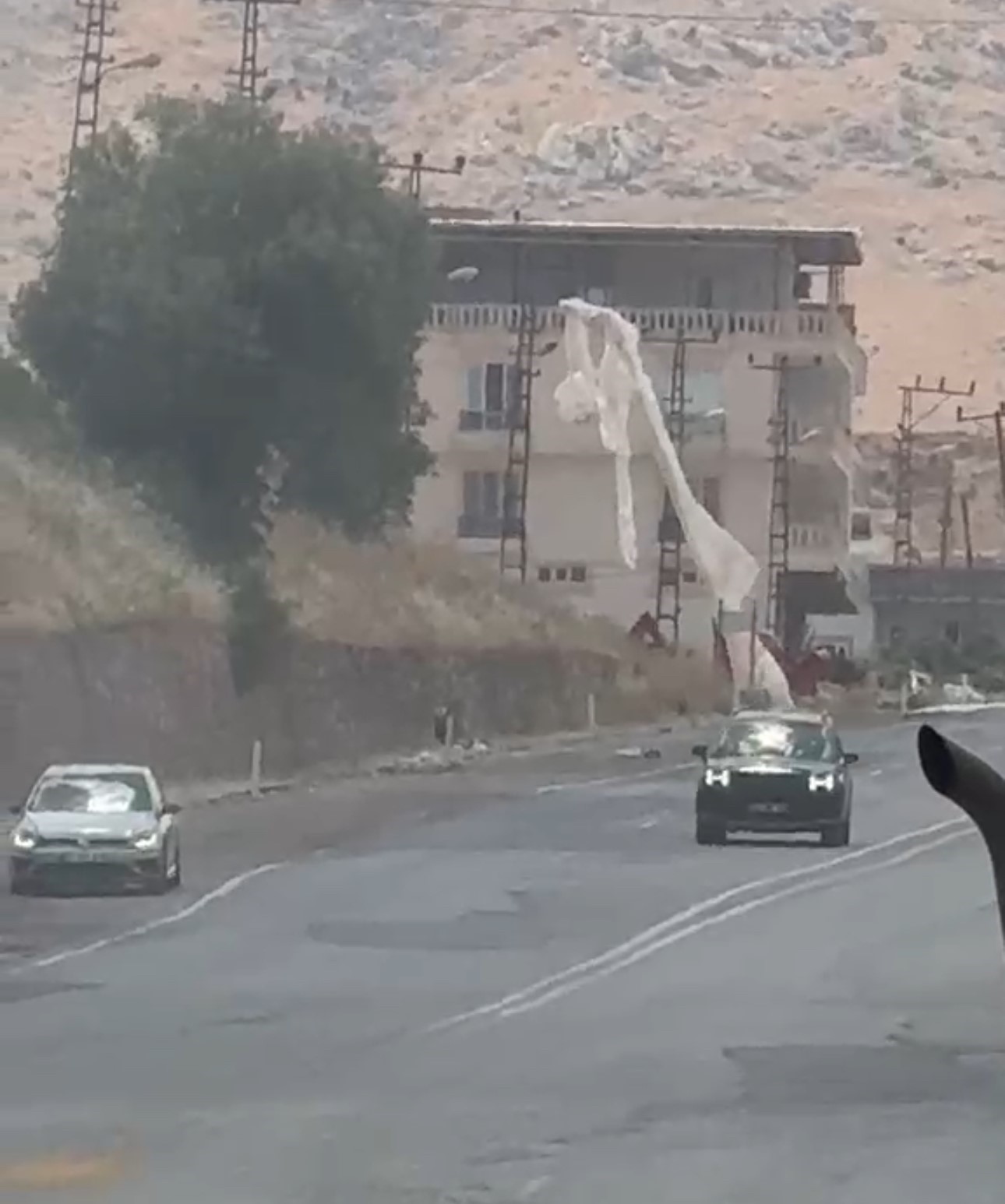 Siirt’te elektrik direğinde çıkan yangın paniğe neden oldu