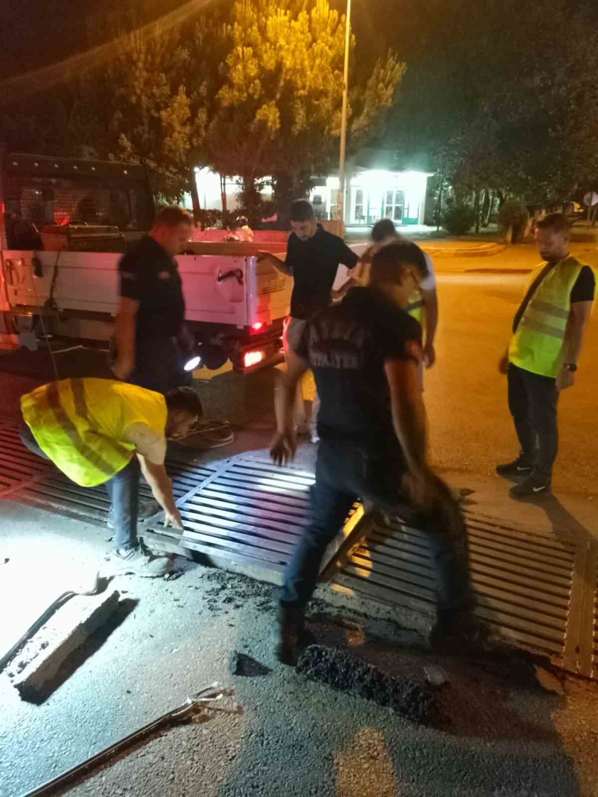 Mazgalda 3 gün mahsur kalan kedi, 2 saatlik çalışmayla kurtarıldı