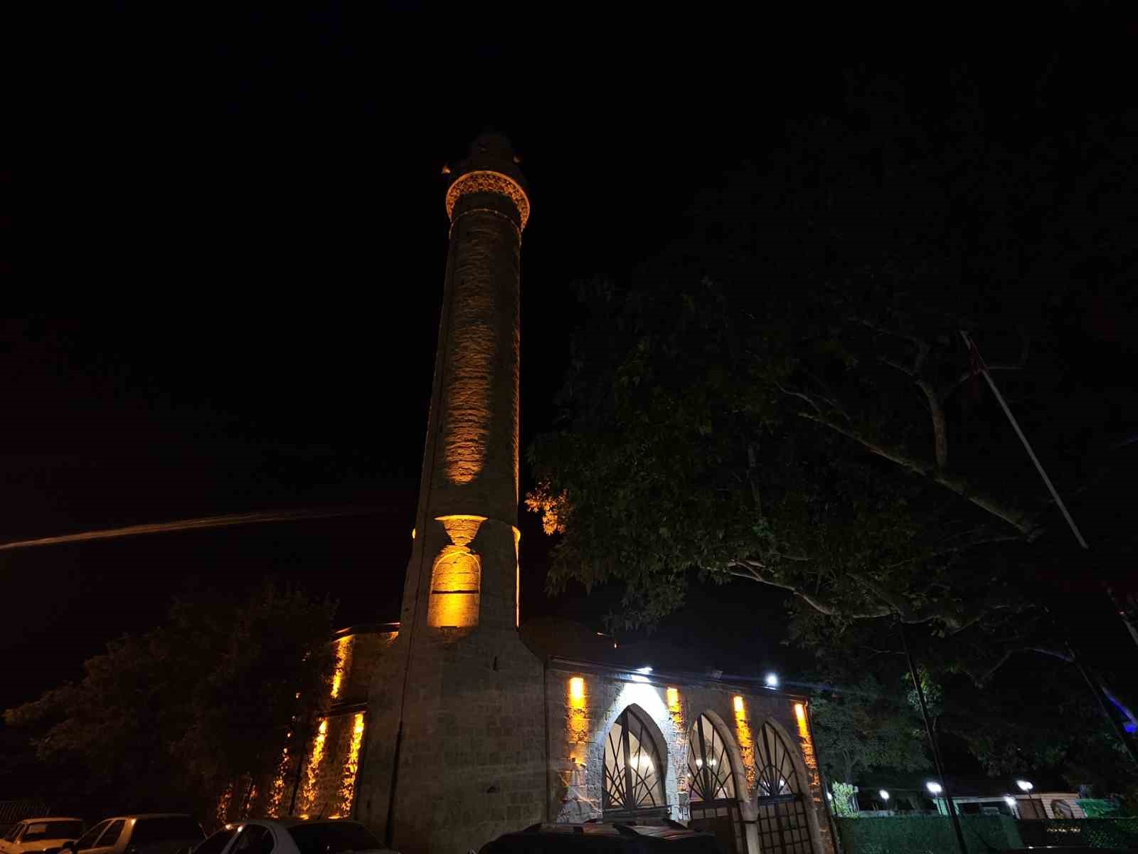 Tarihi Harput Mahallesi’nde gece güzelliği