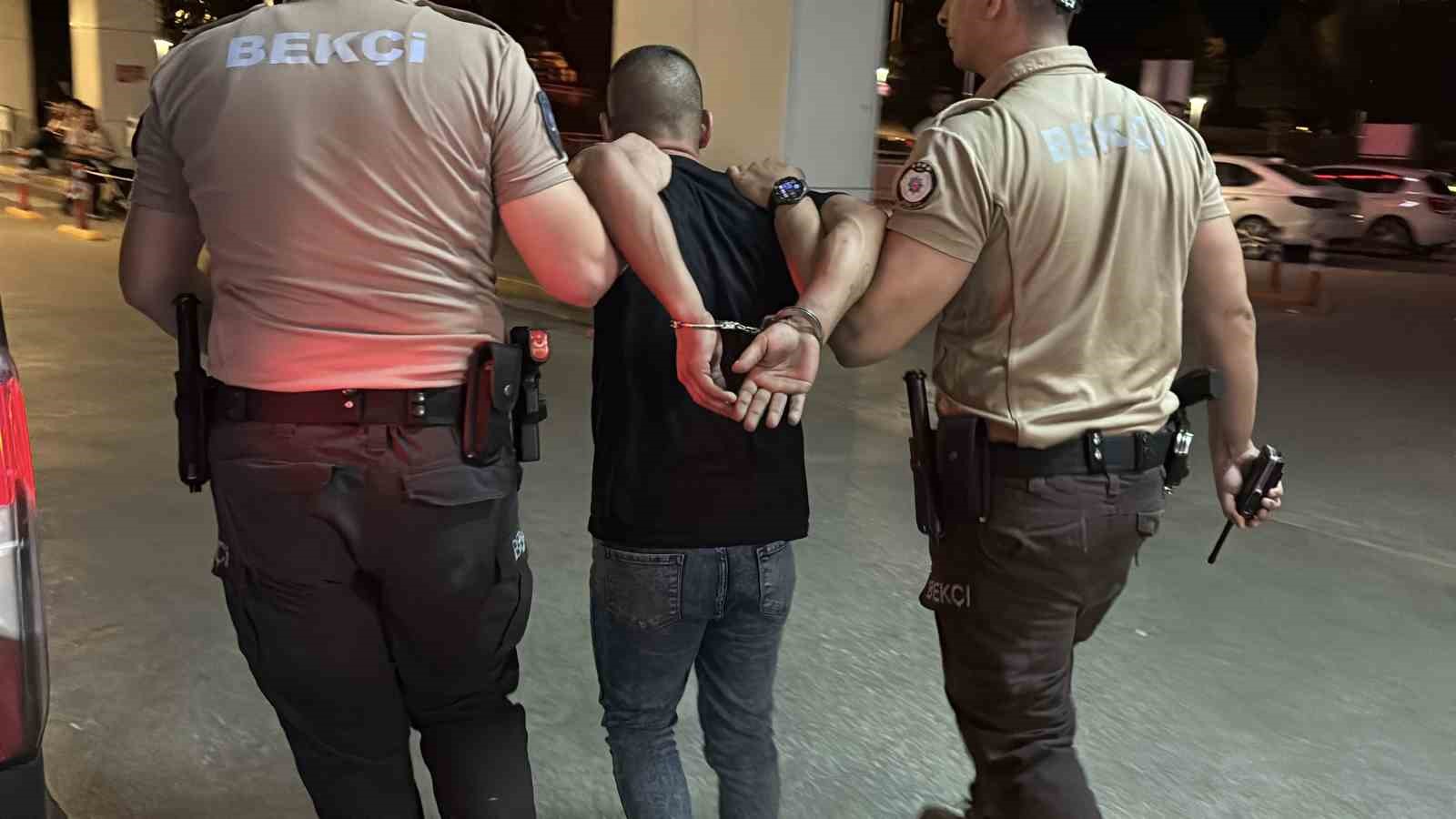 Edirne’de 24 düzensiz göçmen ile göçmen kaçakçılığı şüphelisi yakalandı