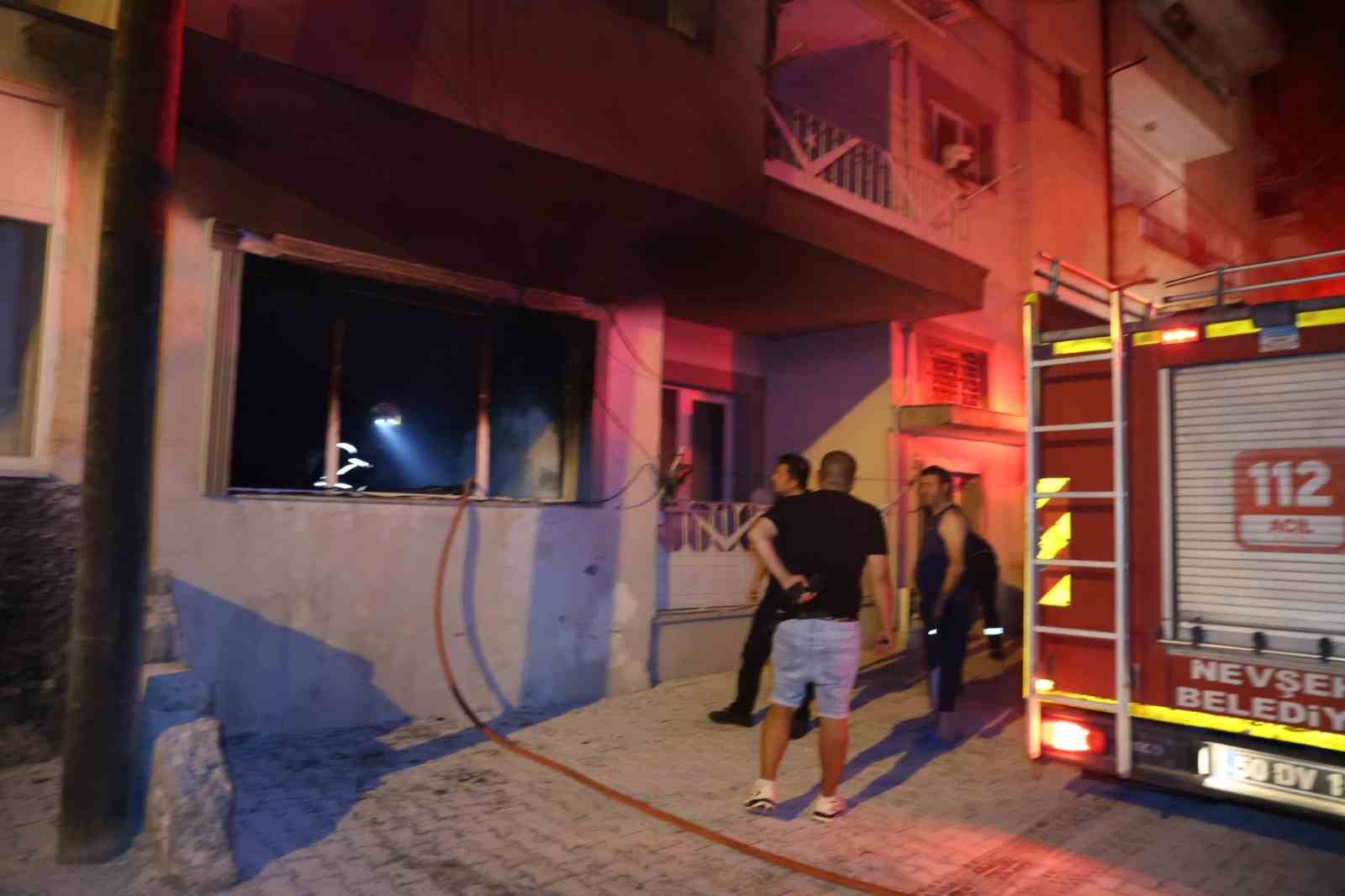 Önce ağabeyini bıçakla kovaladı, sonra evi ateşe verdi