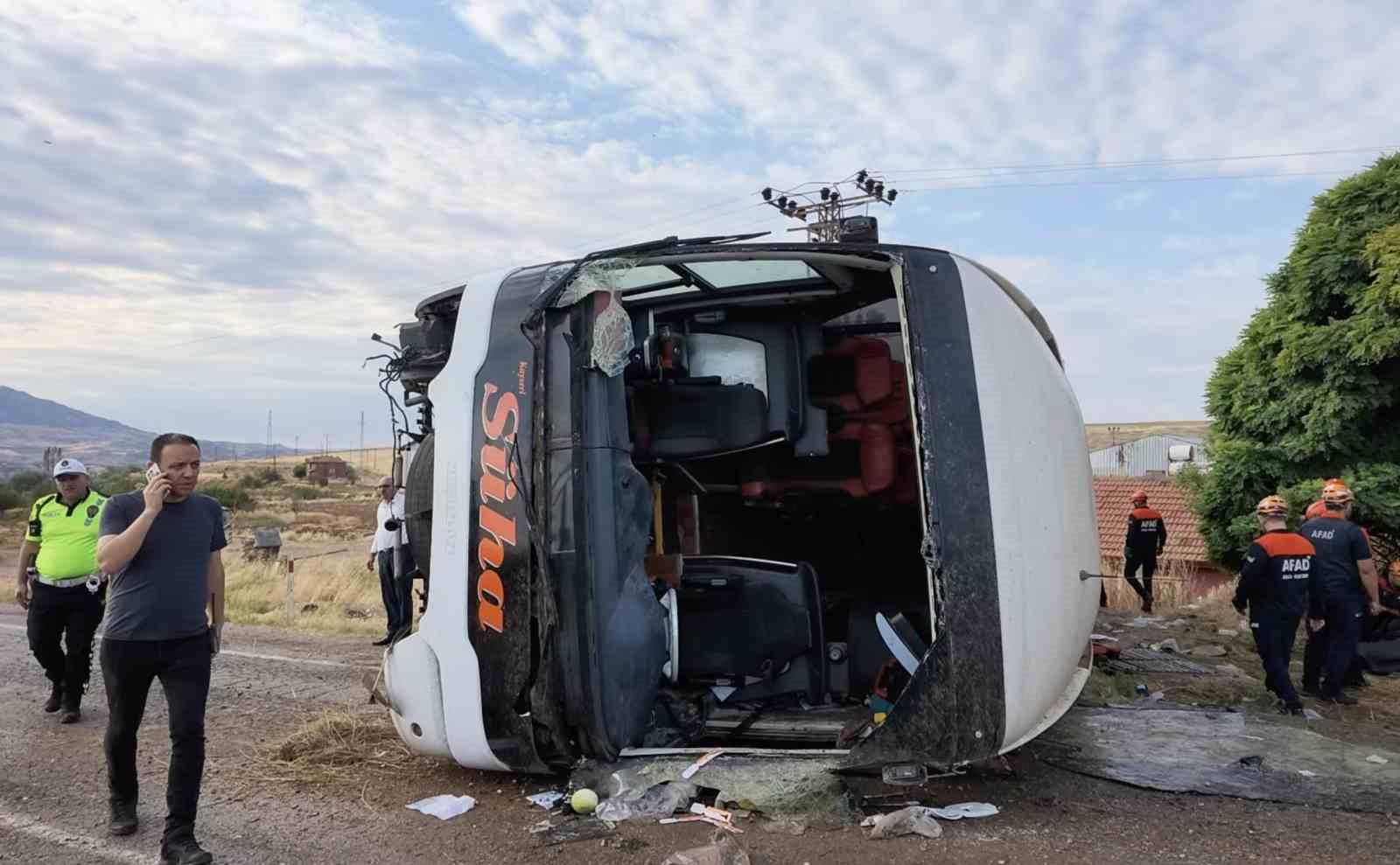 Tekirdağ’dan Kayseri istikametine seyir halinde olan Süha firmasına ait yolcu otobüsü kaza yaptı. Kazanın ardından bölgeye çok sayıda sağlık, polis ve jandarma ekibi sevk edildi. Yaralanan 41 kişi, olay yerinde yapılan ilk müdahalelerinin ardından ambulan