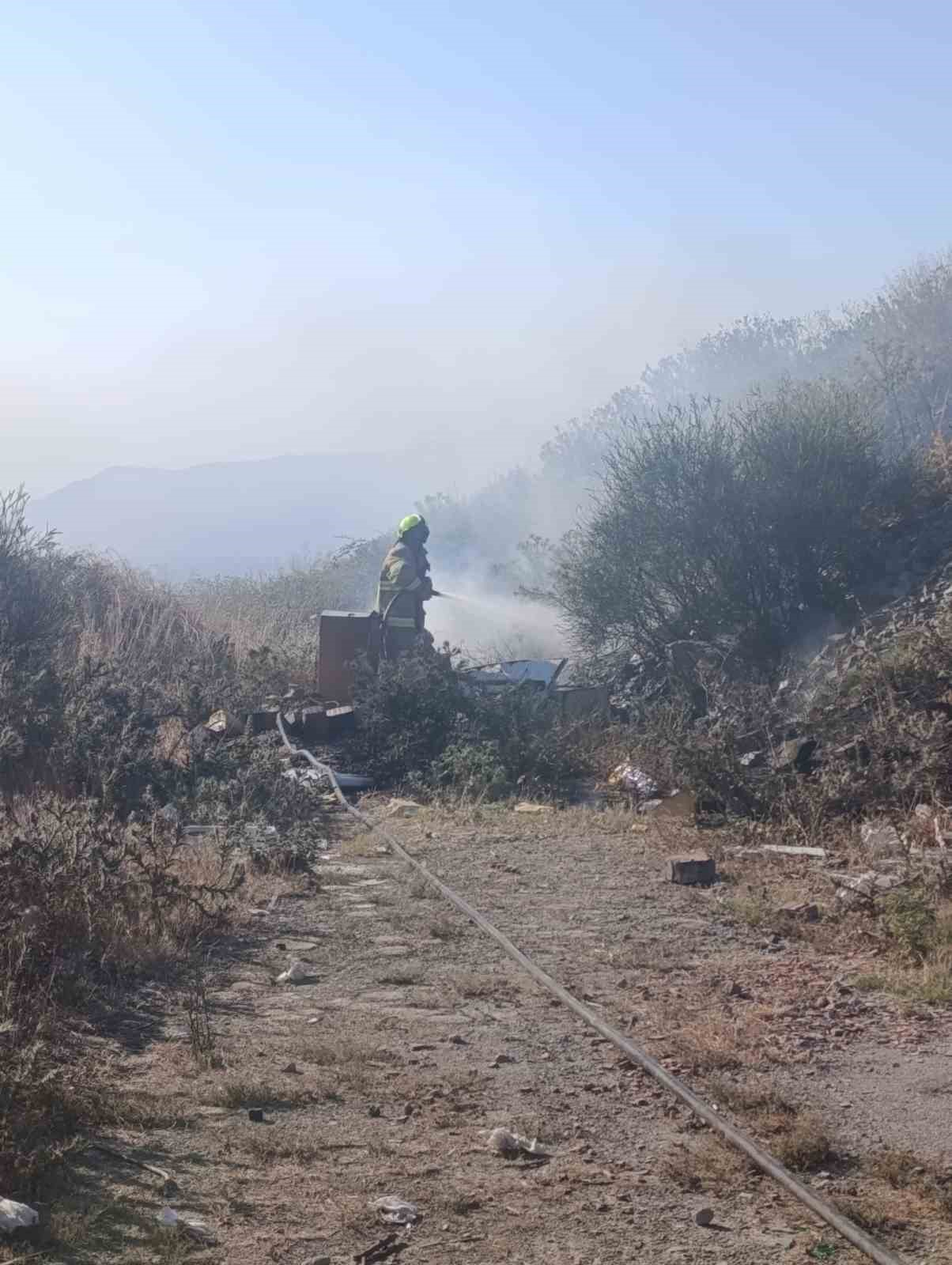 Erdek’te mezarlık girişindeki ot yangını büyümeden söndürüldü