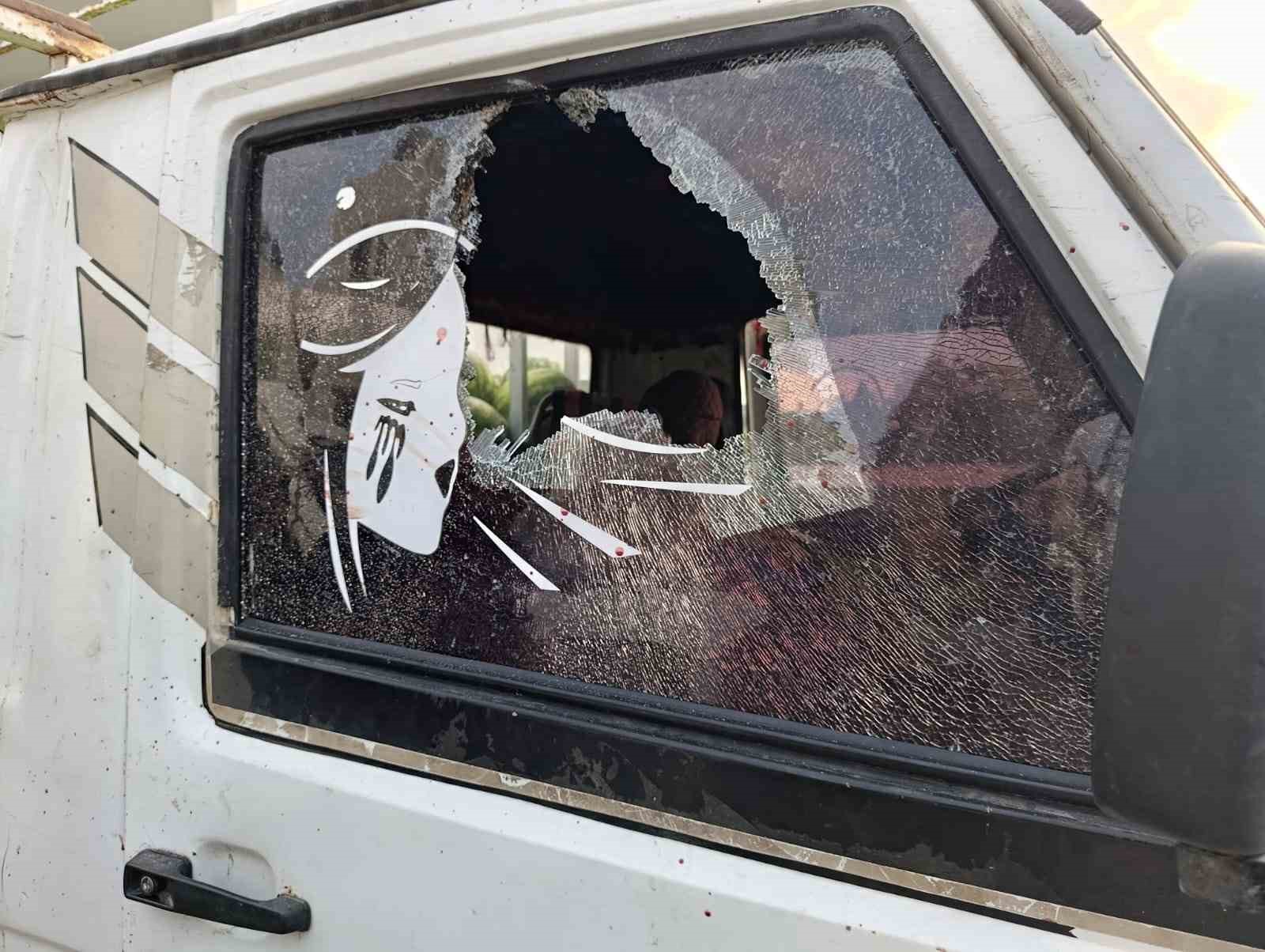 Kendisinden ucuza karpuz satan rakiplerine kızarak 3 pazarcının aracının camını kırdı