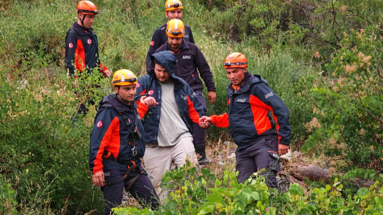 Kayalık alanda mahsur kalan genç, AFAD’ın 2 saatlik operasyonuyla kurtarıldı