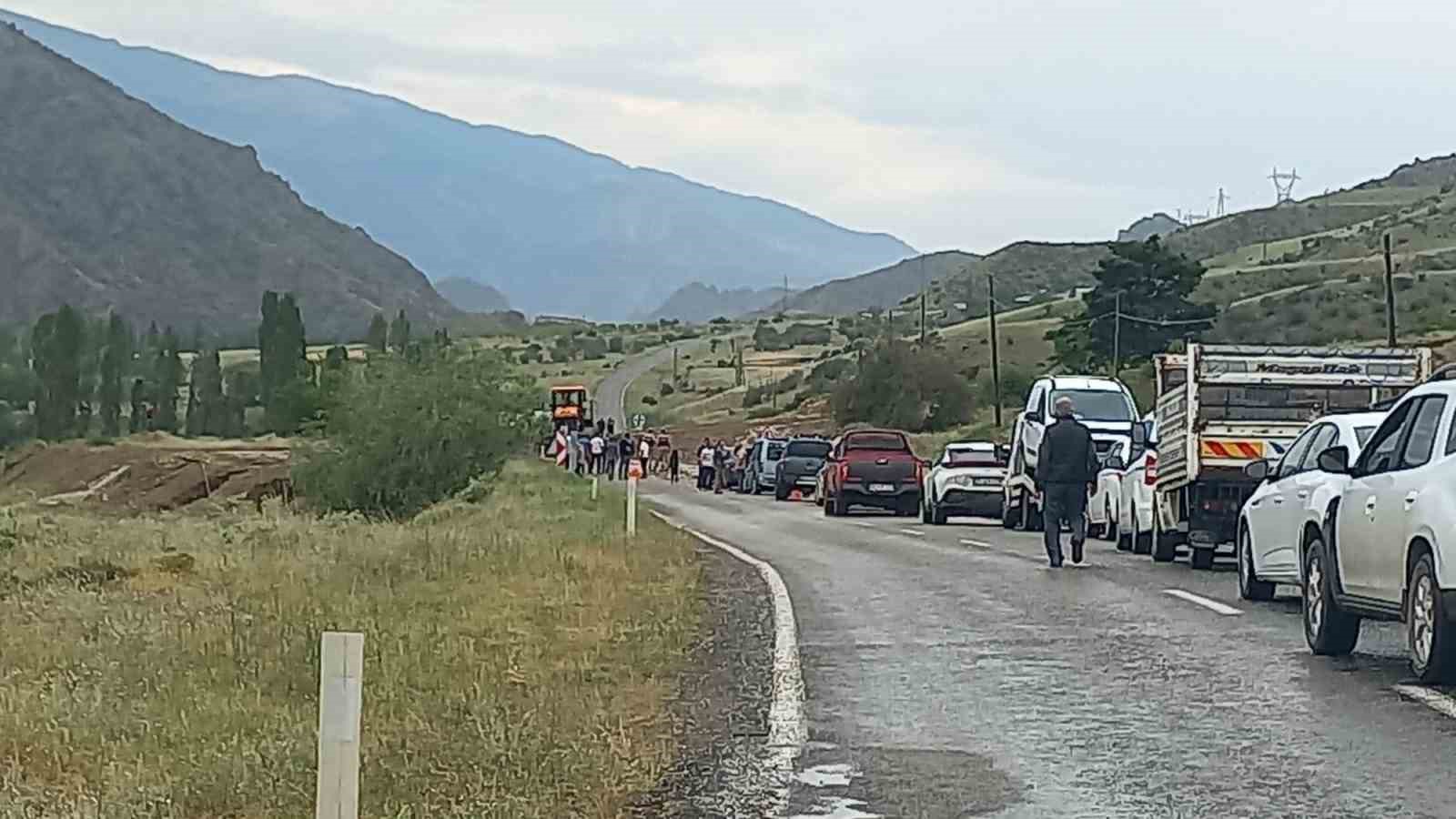 Oltu’da sağanak yağış sele neden oldu