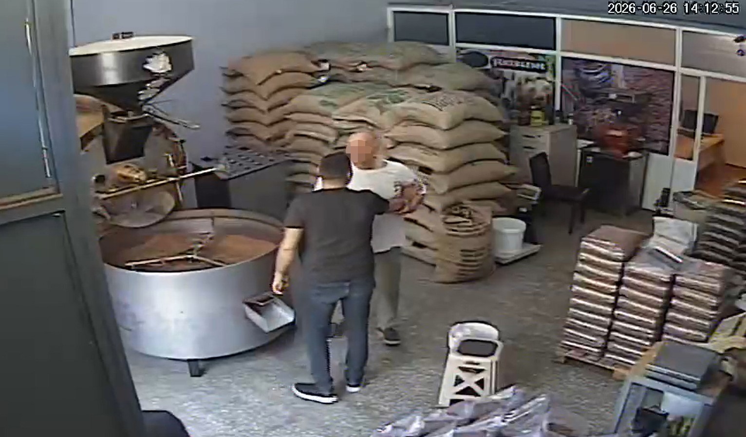 Kahve borcu yüzünden toptancıyı iş yerinde darbetti