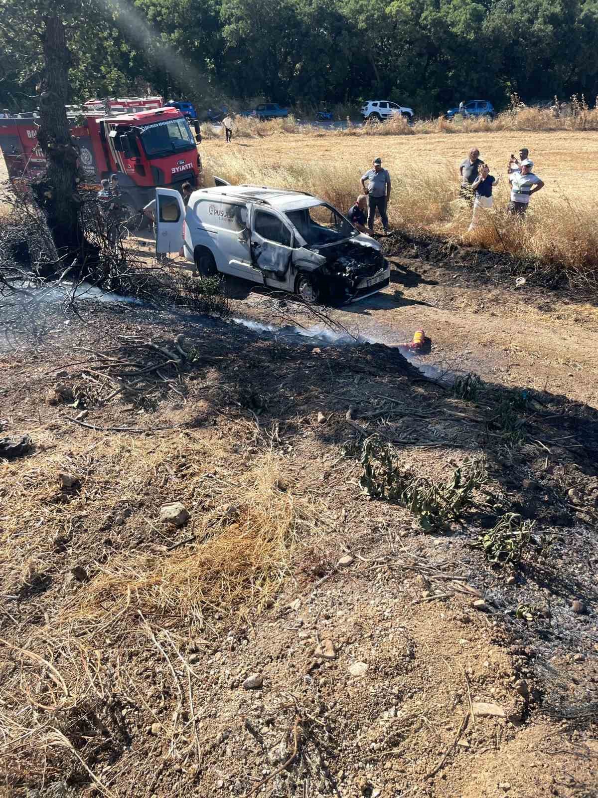 Manyas’ta yanan araçtan otluk alana sıçrayan yangın söndürüldü