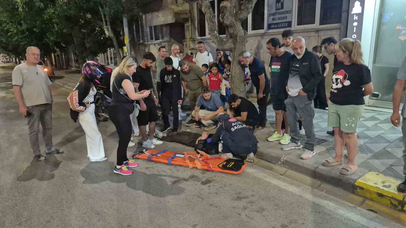 Önünü kaldırdıkları bisikletleri ile seyreden çocuklara çarpmamaya çalışırken yaralandı