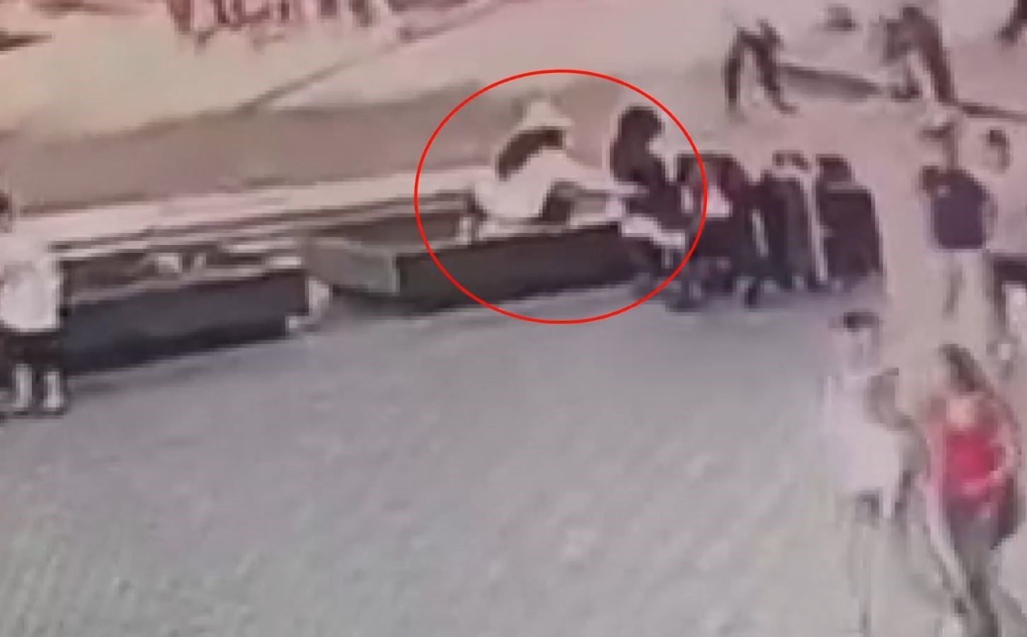 Fatih’te kadın hırsız bankta oturan vatandaşın çantasını böyle çaldı