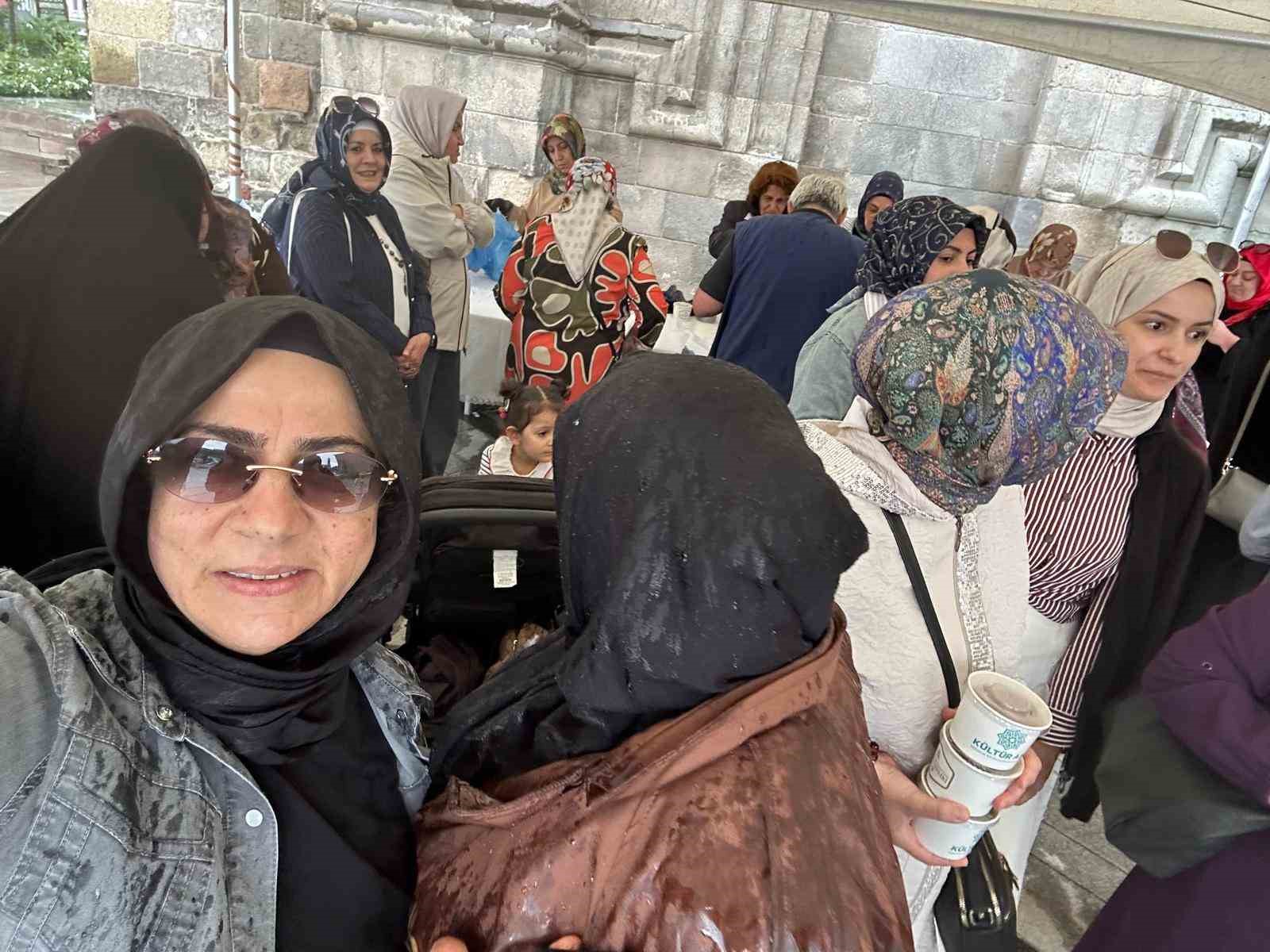Erzurum Kent Konseyi Kadın Meclisi’nden Çifte Minareli Medrese önünde aşure ikramı