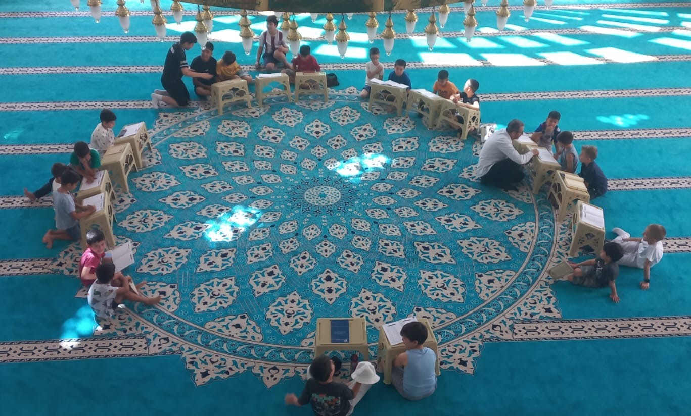 Selendi’de camiler çocuk sesiyle yankılanıyor