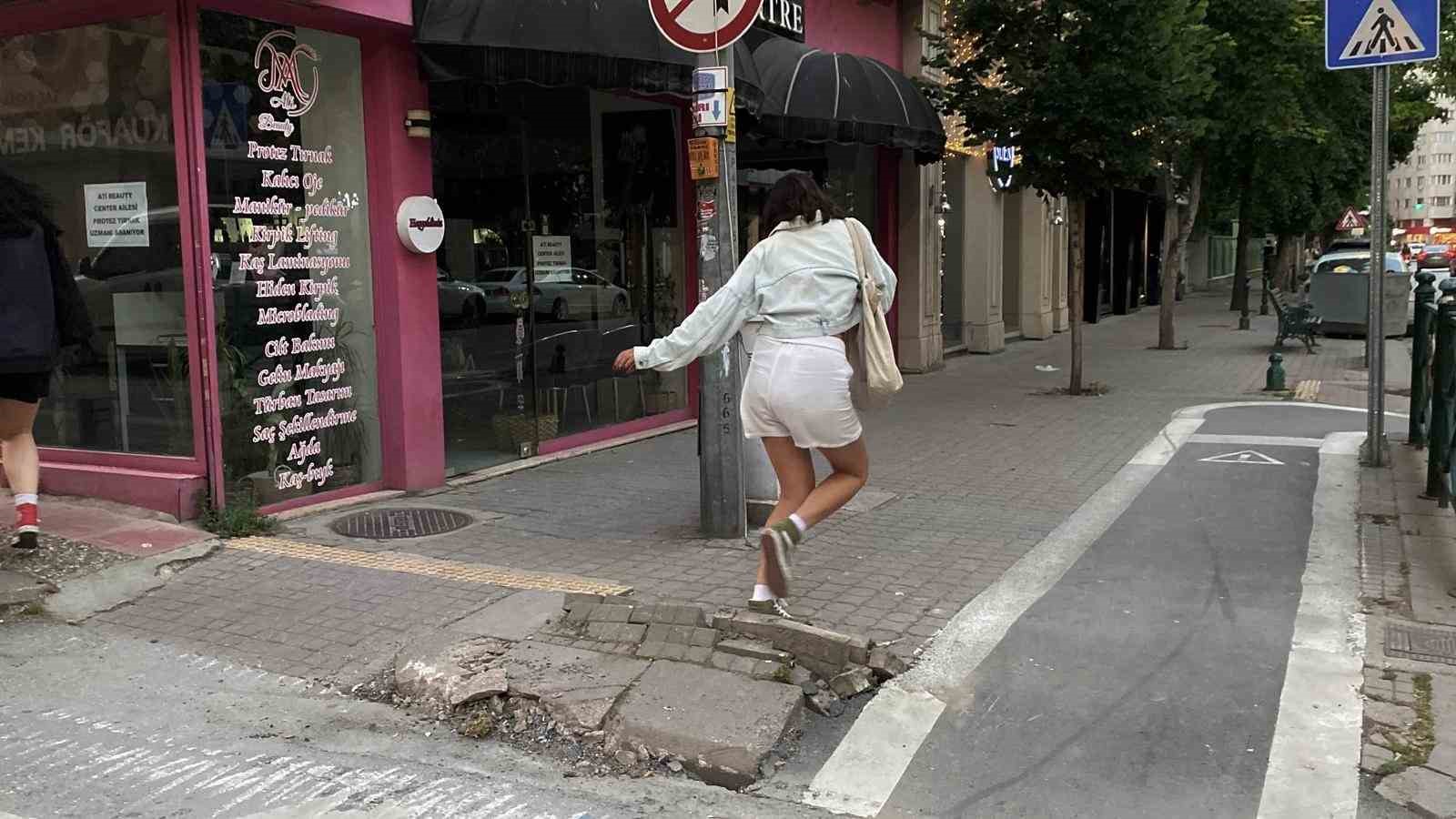 Bu kaldırımdaki hasar yayalar için düşme riski oluşturuyor