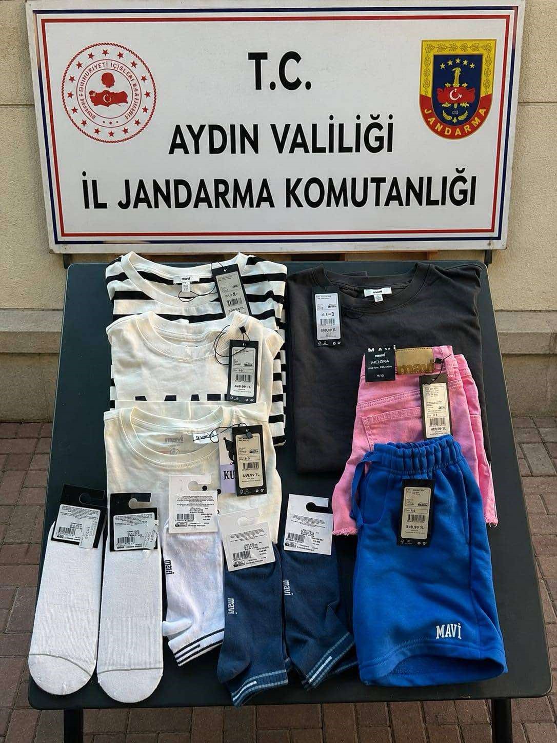 AVM’deki mağazadan kıyafet çalan kadın jandarmaya takıldı