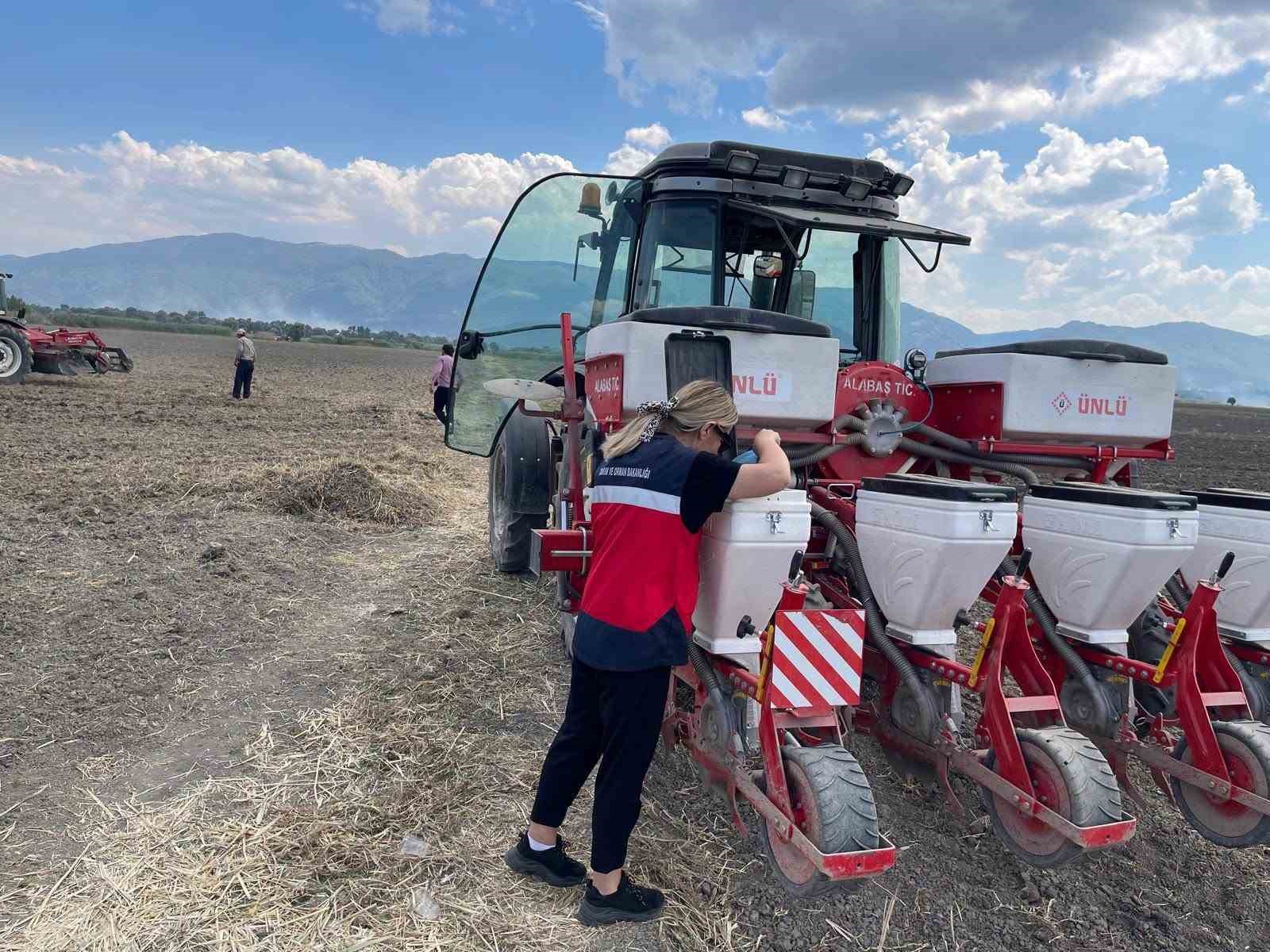 Simav’da silajlık mısır demonstrasyonu için tohum ekimi gerçekleştirildi