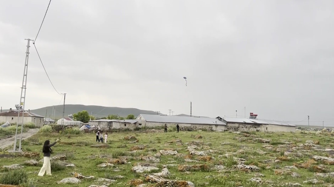 Kars’ta köy çocuklarının uçurtma sevinci