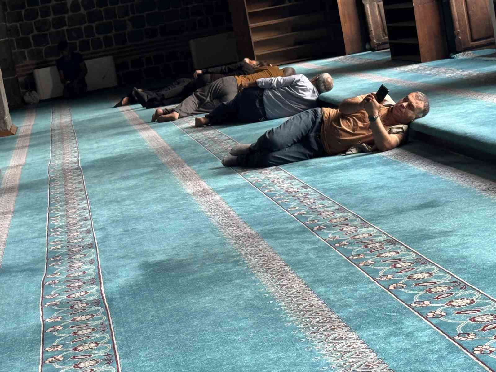 Diyarbakır’da termometreler 40 dereceyi gösterince vatandaşlar soluğu camilerde aldı