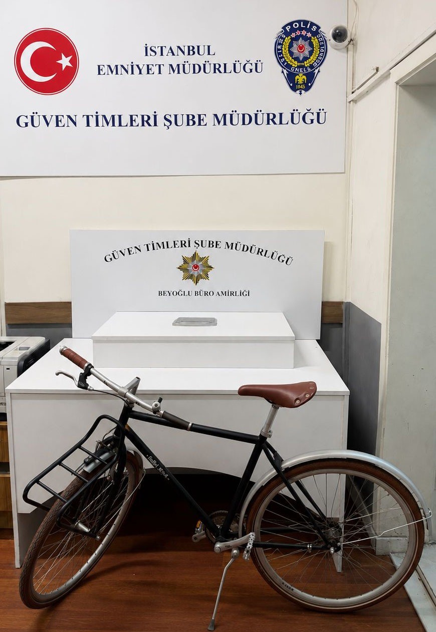 Beyoğlu’nda bisiklet çalan hırsız kamerada