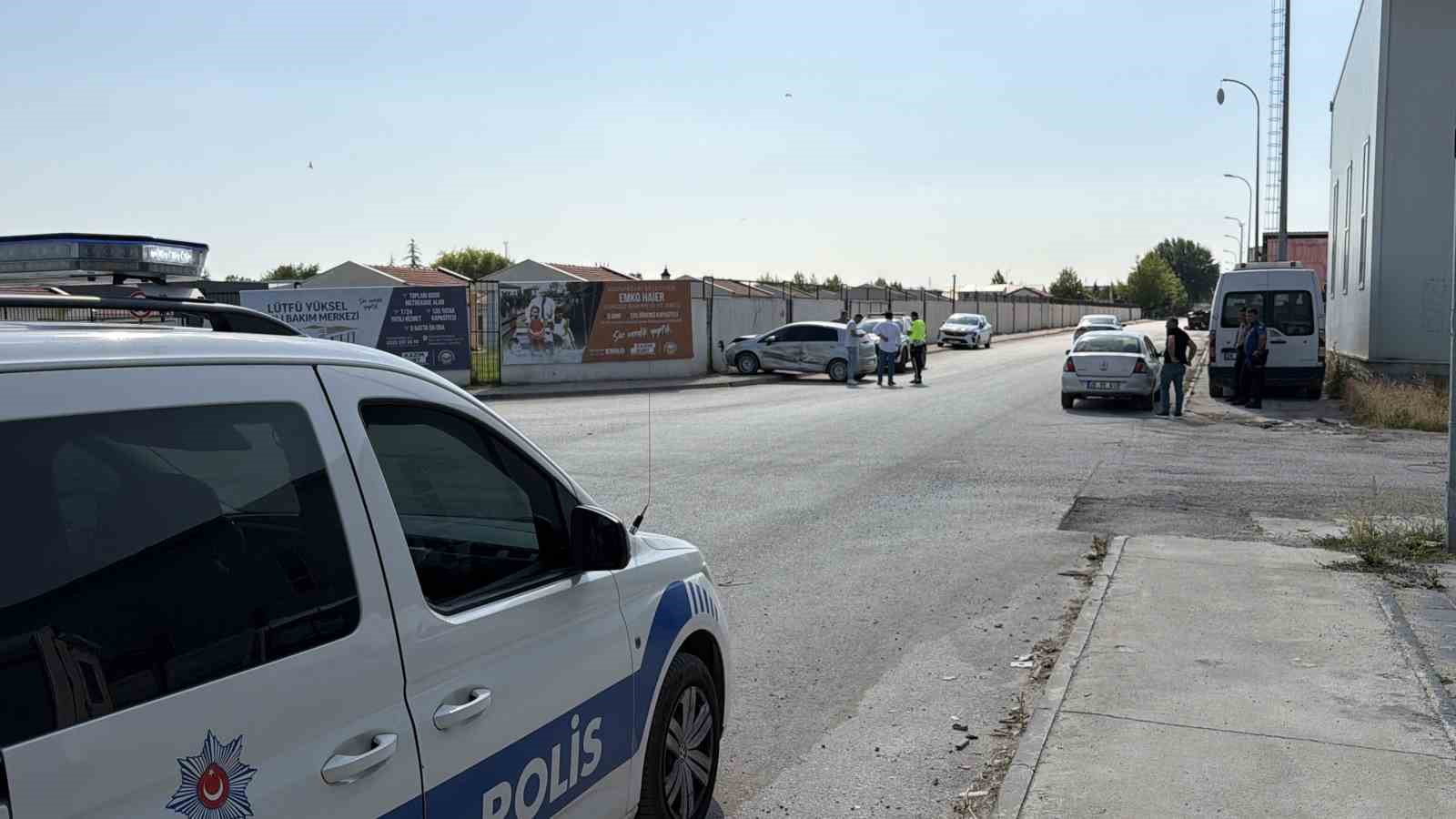 Eskişehir’de iki sokağın kesişiminde otomobil ile kamyonet çarpıştı