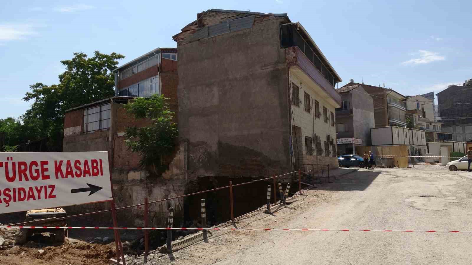 Malatya’da kazı sırasında temelinde göçük meydana gelen apartman boşaltıldı