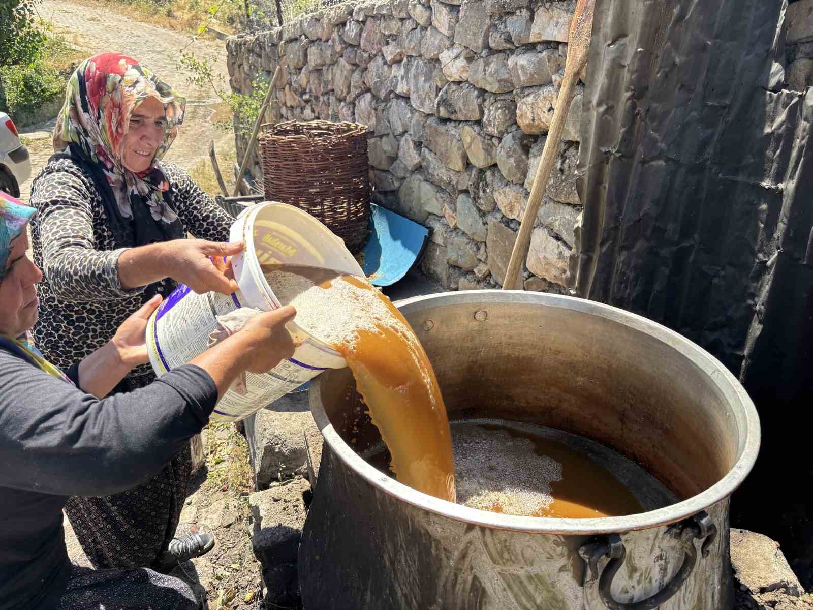 Servi köyünde asırlık gelenek yaşatılıyor: Dut pekmezi büyük emeklerle hazırlanıyor