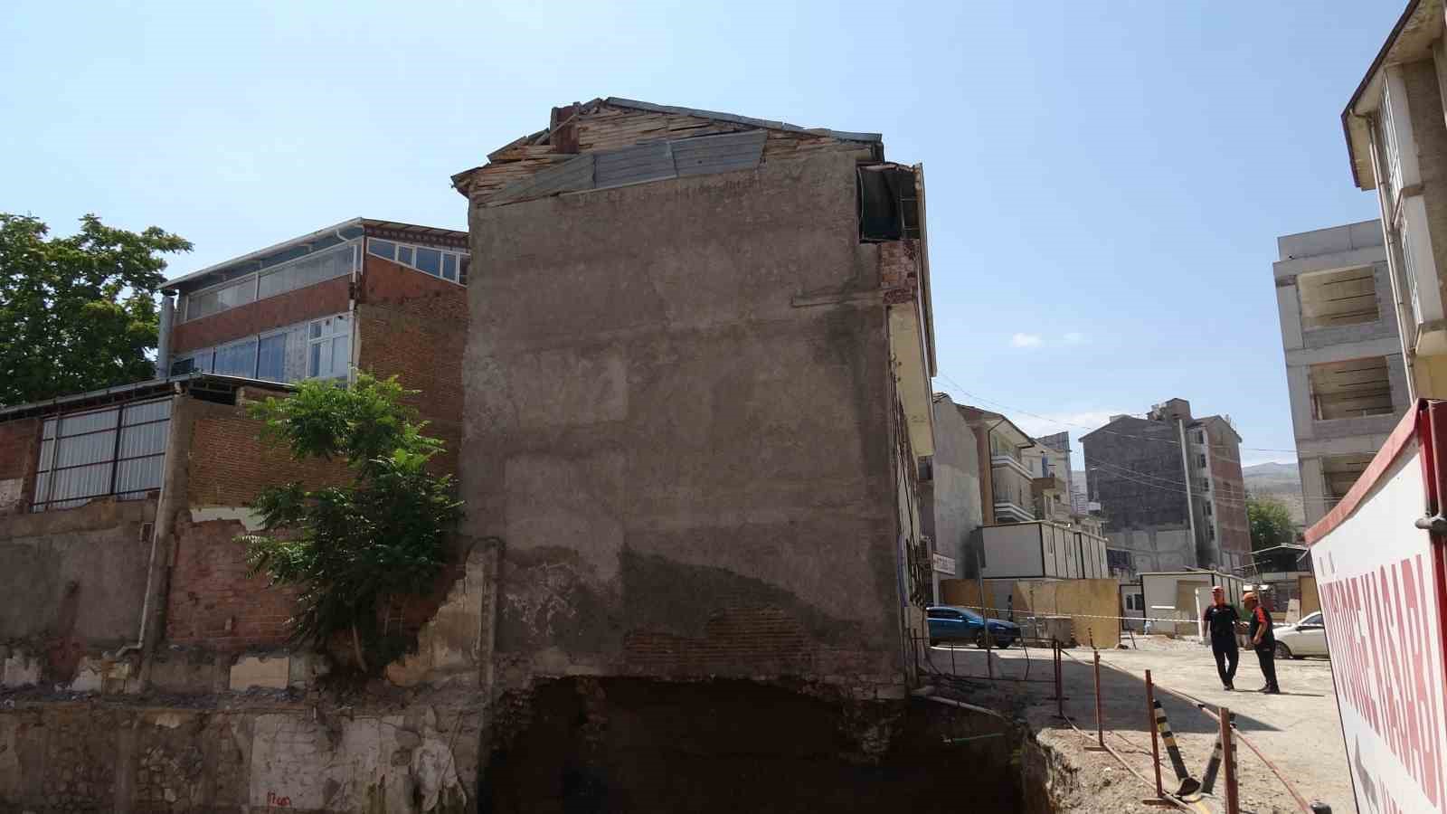 Temelindeki göçük sonrası apartman mühürlendi