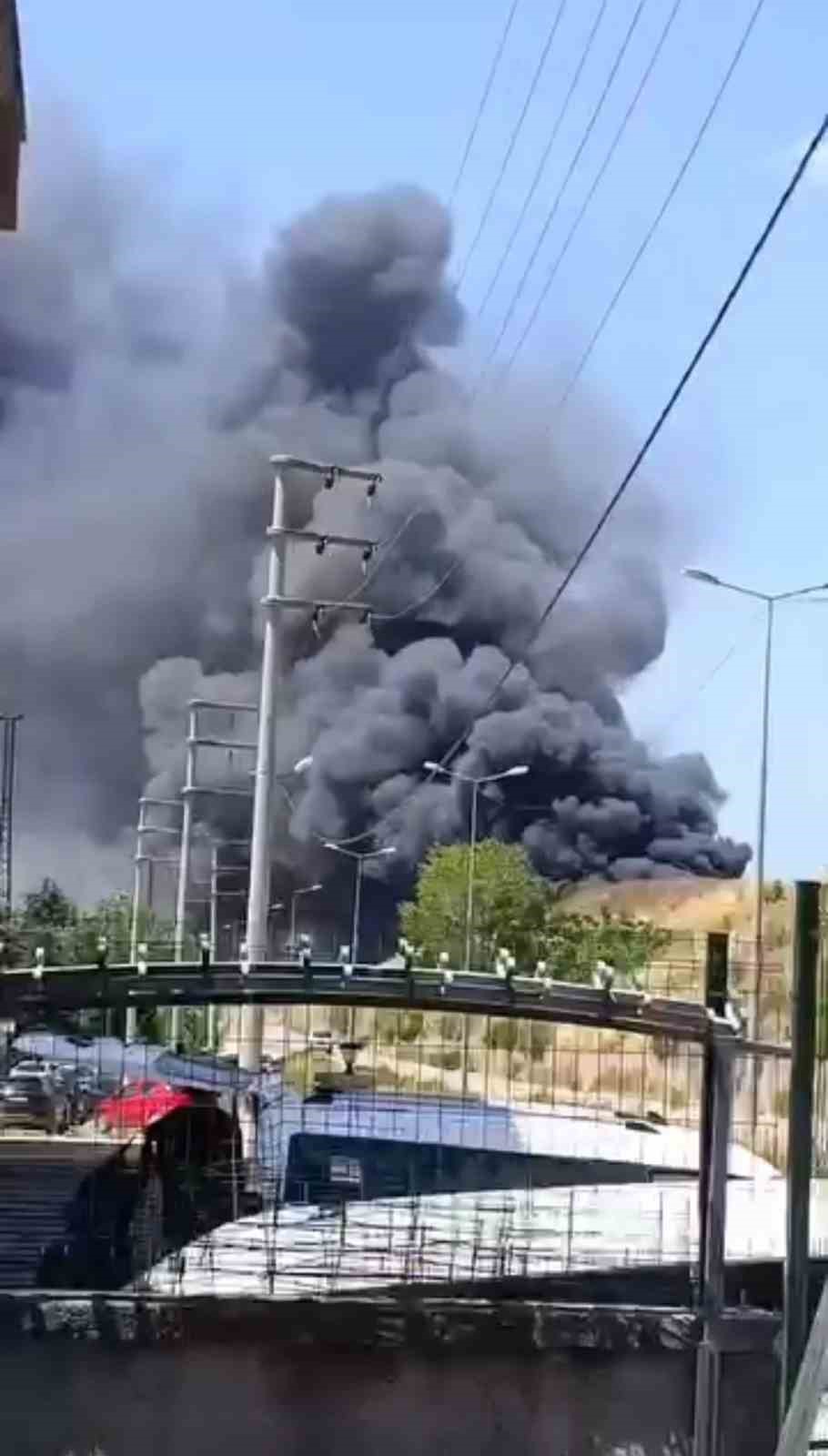 Kocaeli’de iş yerinde çıkan yangına müdahale ediliyor