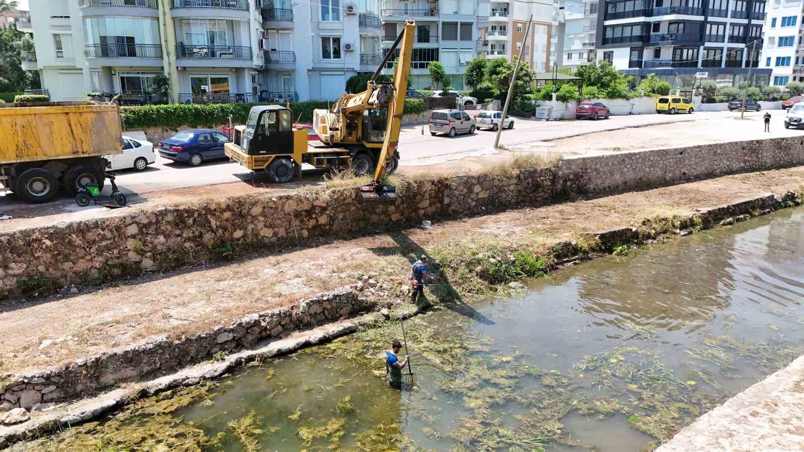 ASAT’tan Konyaaltı’nda kapsamlı kanal temizliği