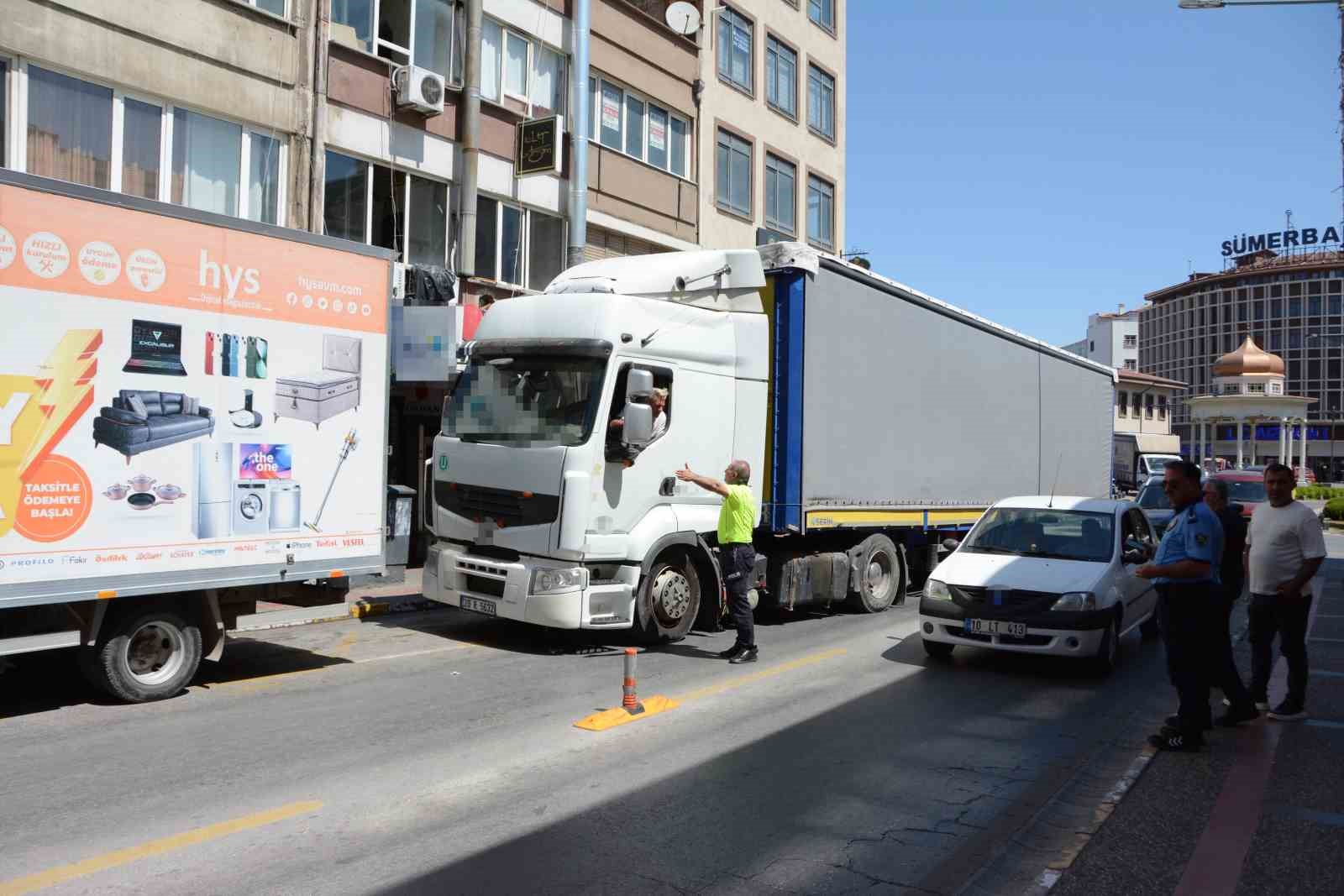 Balıkesir’de şehir merkezine giren tır trafiği felç etti