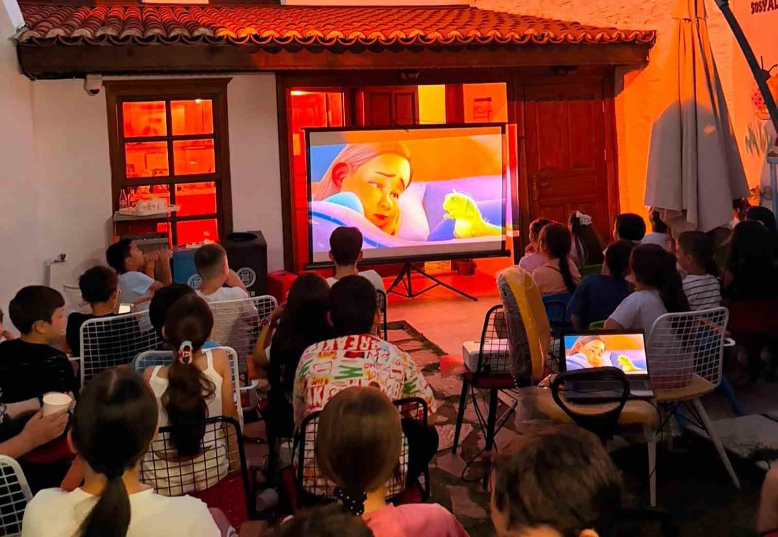 Çocuklar karne sevincini sinema etkinliğiyle kutladı