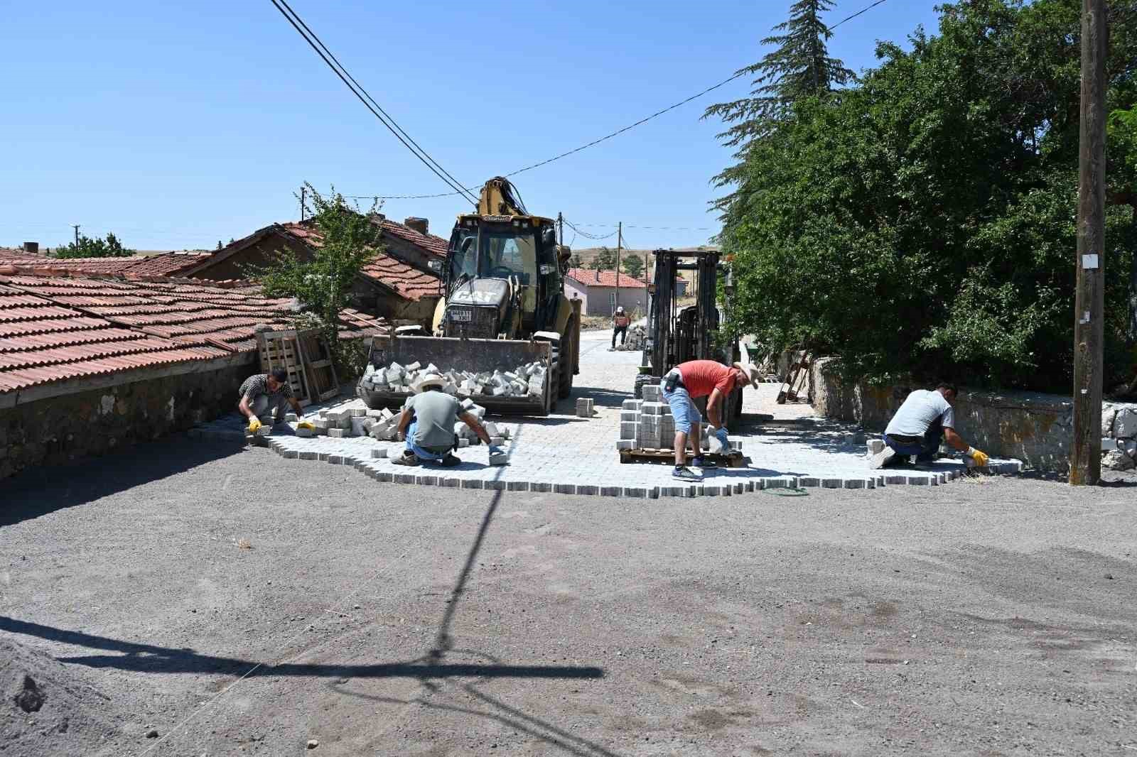 Dutluca Mahallesi’nde kilit taş yol çalışması devam ediyor